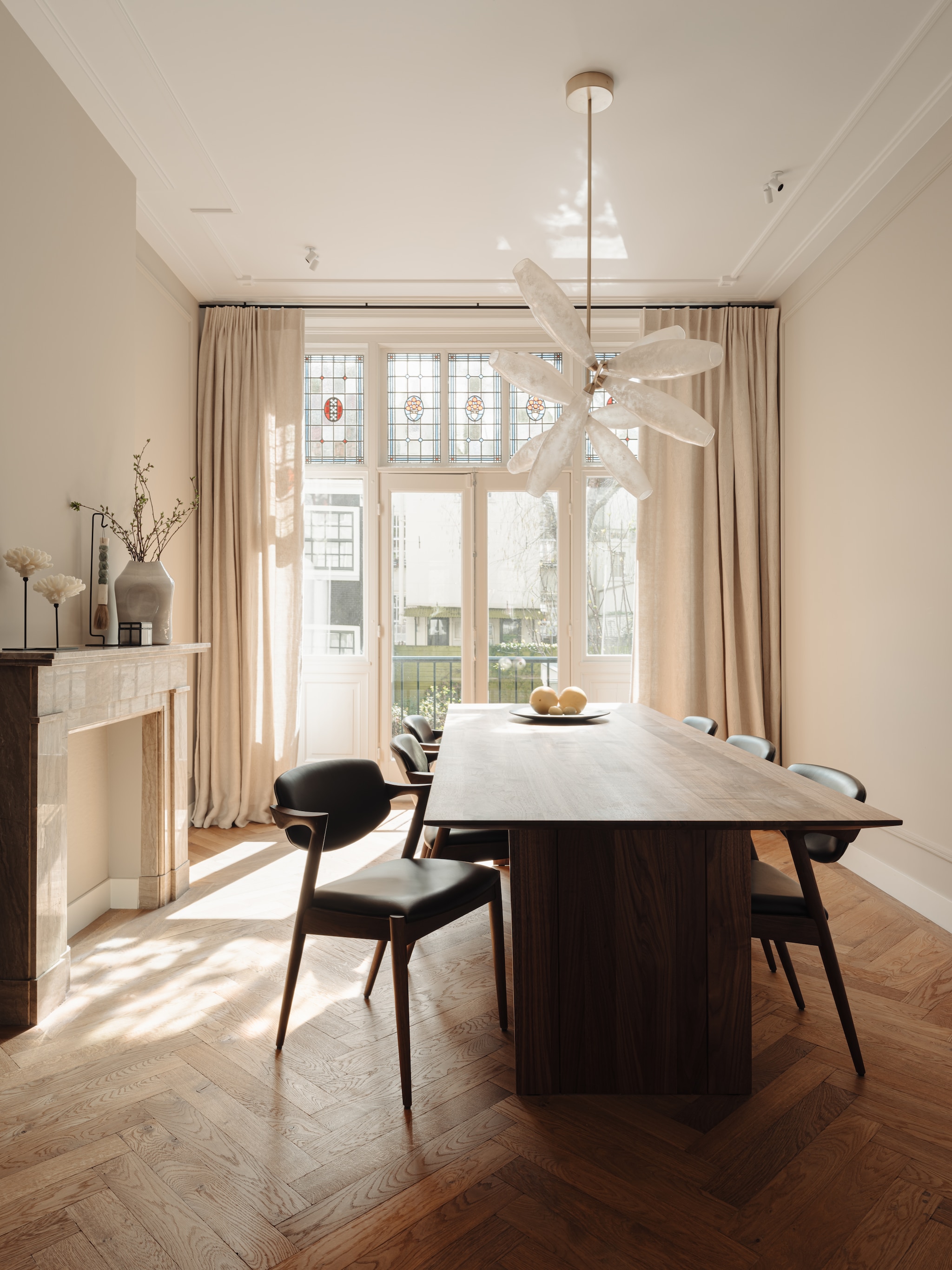 Eettafel Riva 1920. Stoelen Miyazaki. Hanglamp Giopato & Coombes. Vloer gelegd door Palmparket. Spots Wever & Ducré. vtwonen 06-2025 | fotografie Mart Goossens