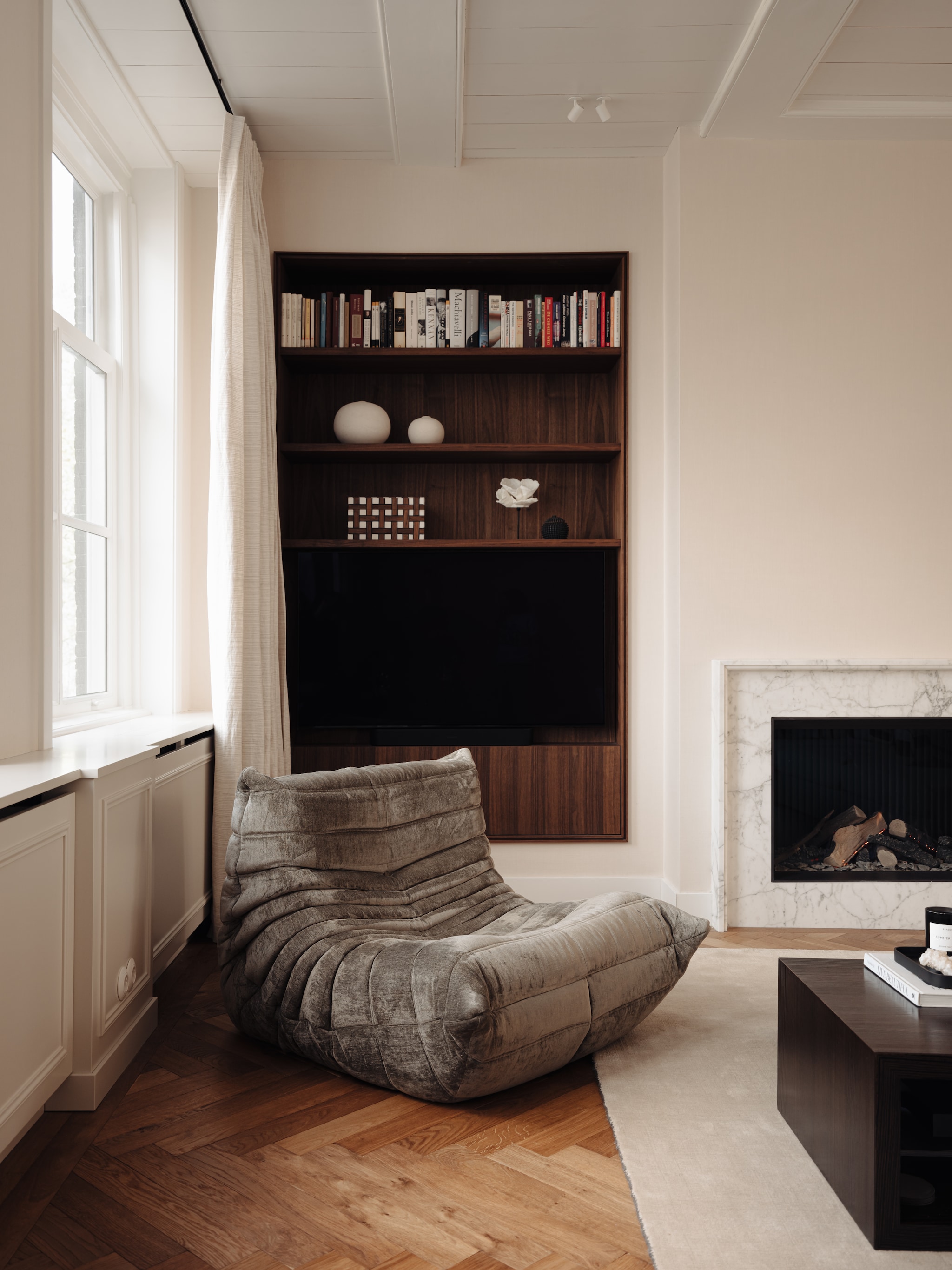 Salontafel met draaibaar middenblad uit vorige huis van de bewoners. Vloerkleed Massimo Copenhagen. Natuursteen voor de haardombouw House of Stone. Spots Wever & Ducré. vtwonen 06-2025 | fotografie Mart Goossens