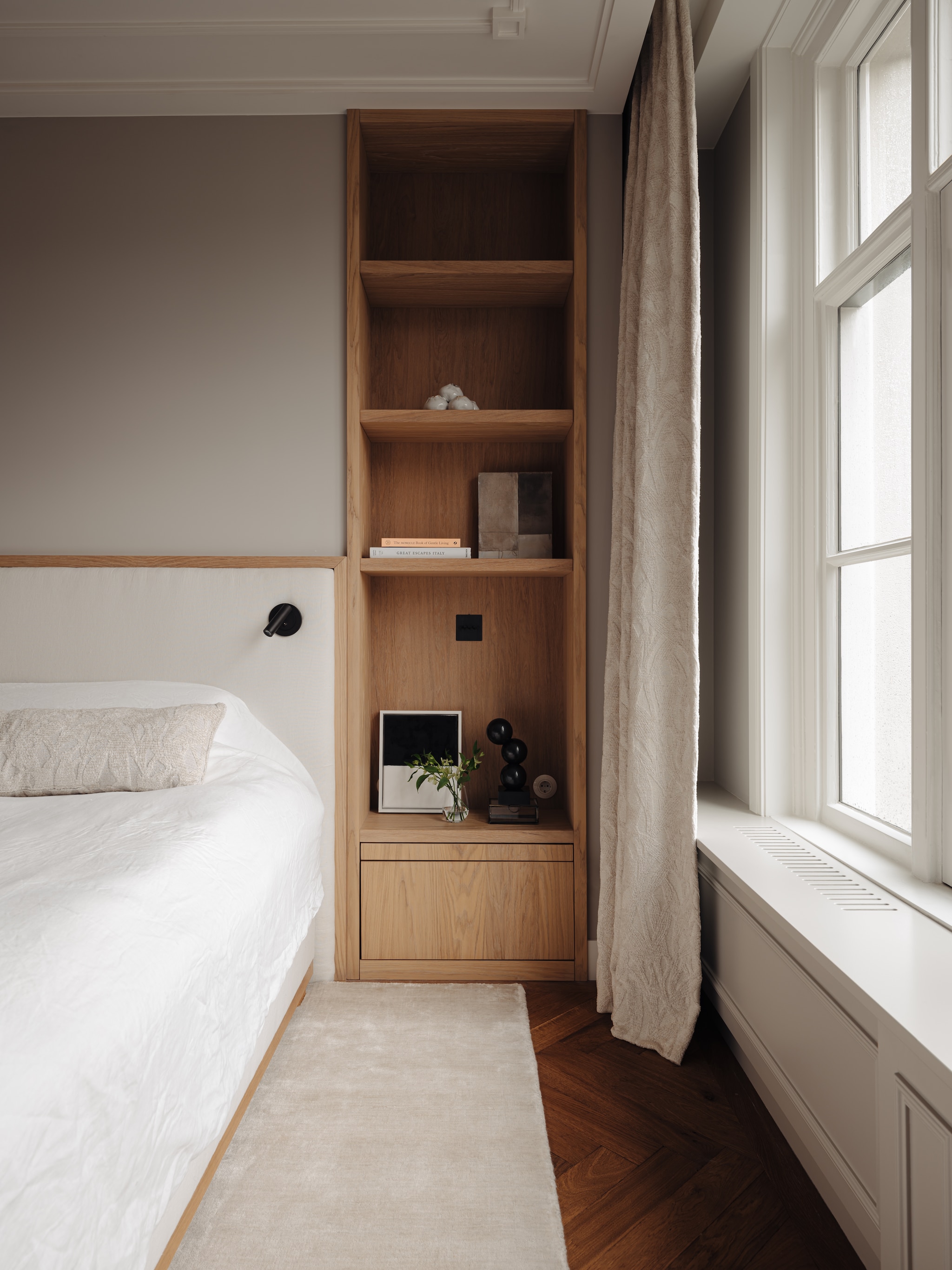 De slaapkamer in het souterrain. Houten vloer gelegd door Palmparket. Bed Artisan. Muurverf Purbeck Stone van Farrow & Ball. Kussens Helene Blanche. vtwonen 06-2025 | fotografie Mart Goossens