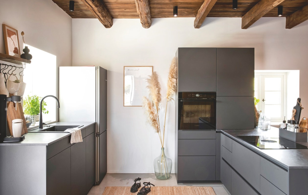 Keuken Ballerina. Karpet Lohals van Ikea. Gedroogde pampaspluimen te vinden bij Fts Atelier en Blooming Gift. Soortgelijke vaas Mica Decorations. vtwonen Landelijk 03-2025 | Styling Miriam Hannemann | fotografie André Reuter | tekstbewerking Chris Muyres