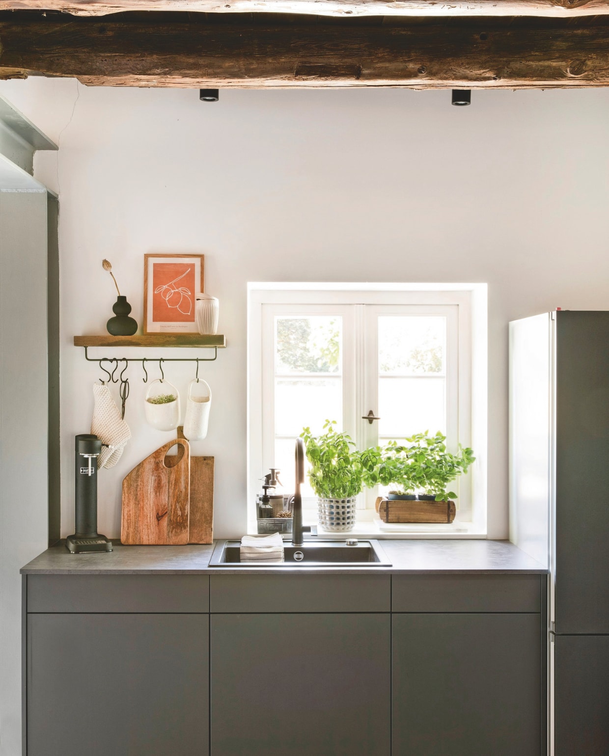 Hangpotten Ferm Living. Wandplank zelfgemaakt. Bruiswatermaker Aarke. vtwonen Landelijk 03-2025 | Styling Miriam Hannemann | fotografie André Reuter | tekstbewerking Chris Muyres