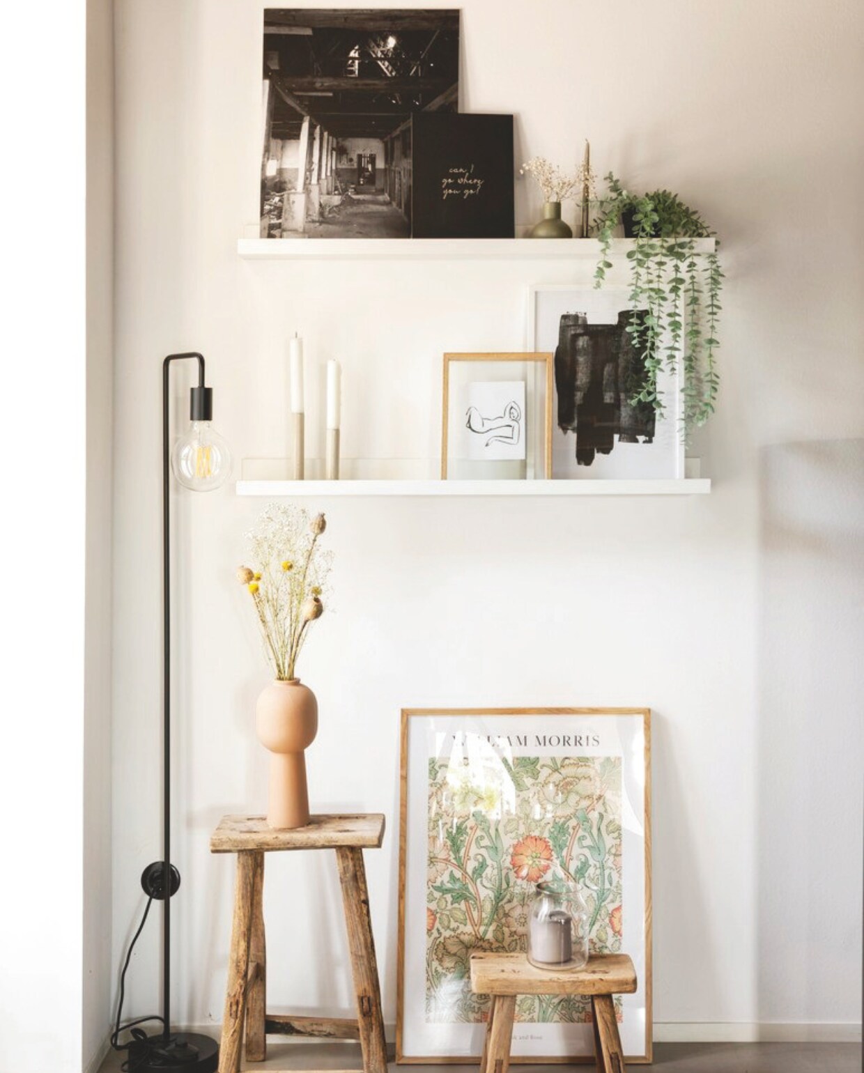 Op de plank staat een foto van de schuur vroeger. Print op de vloer Desenio. Lijsten Ikea. Houten krukken Cooperz Wonen. Vloerlamp Leen Bakker. vtwonen Landelijk 03-2025 | Styling Miriam Hannemann | fotografie André Reuter | tekstbewerking Chris Muyres
