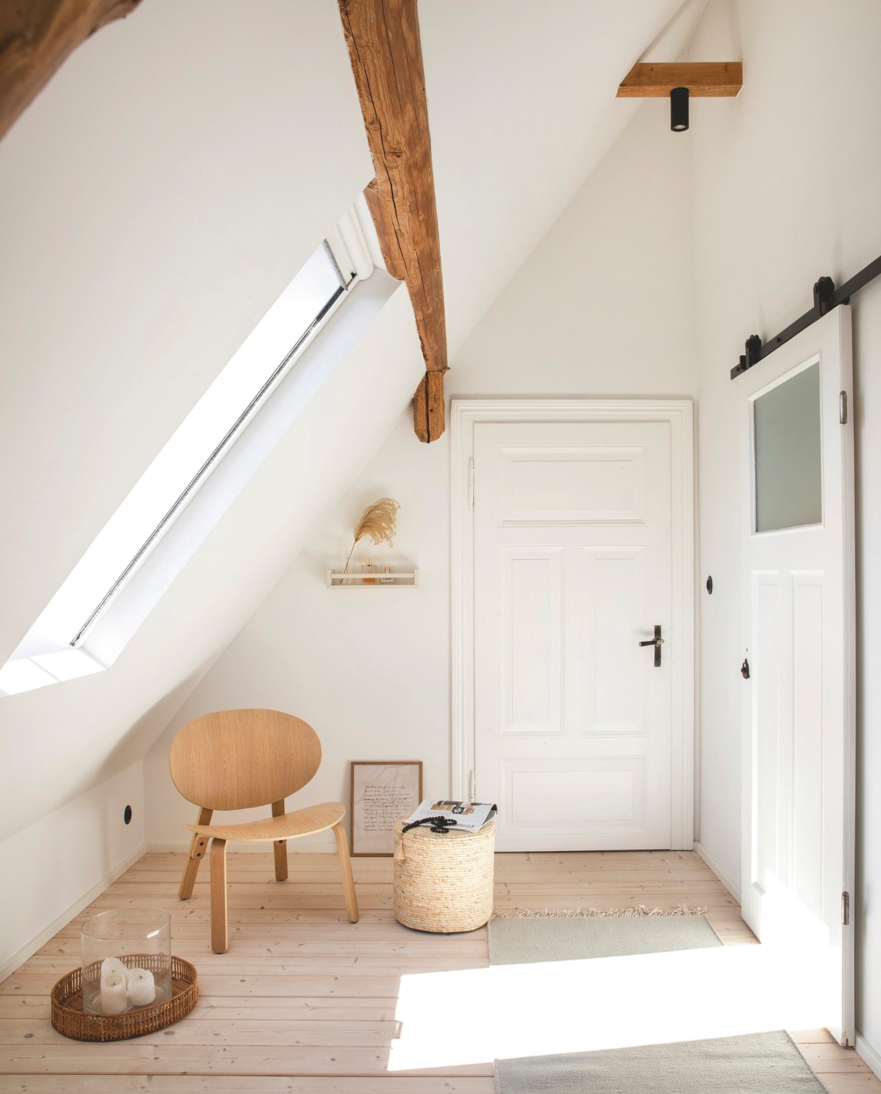 Stoel Ikea. Karpet Benuta. Ledspot Enola B. Vintage deuren via Ebay. Vergelijkbaar schuifdeursysteem Hornbach. vtwonen Landelijk 03-2025 | Styling Miriam Hannemann | fotografie André Reuter | tekstbewerking Chris Muyres