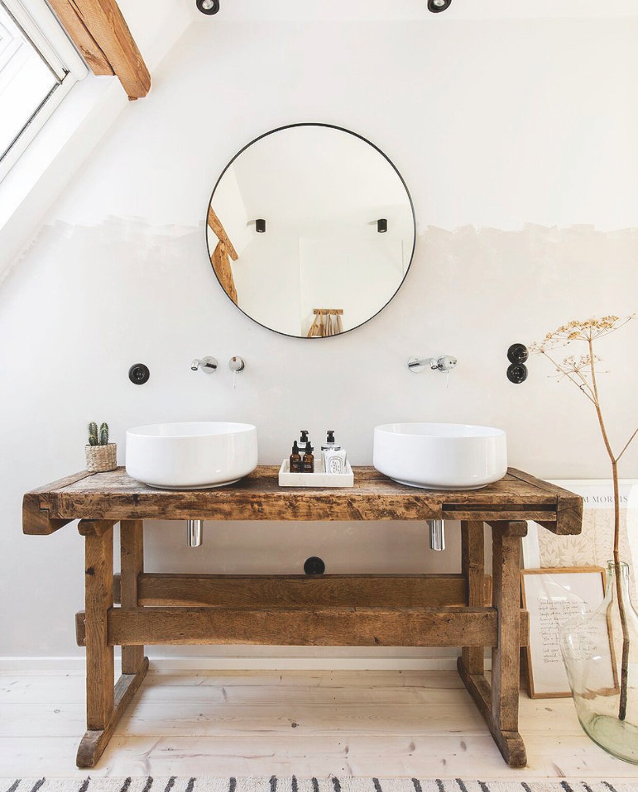 Oude werkbank van rommelmarkt. Waskommen The.Artceram. Kranen Grohe. Spiegel Ikea. Karpet Kwantum. vtwonen Landelijk 03-2025 | Styling Miriam Hannemann | fotografie André Reuter | tekstbewerking Chris Muyres