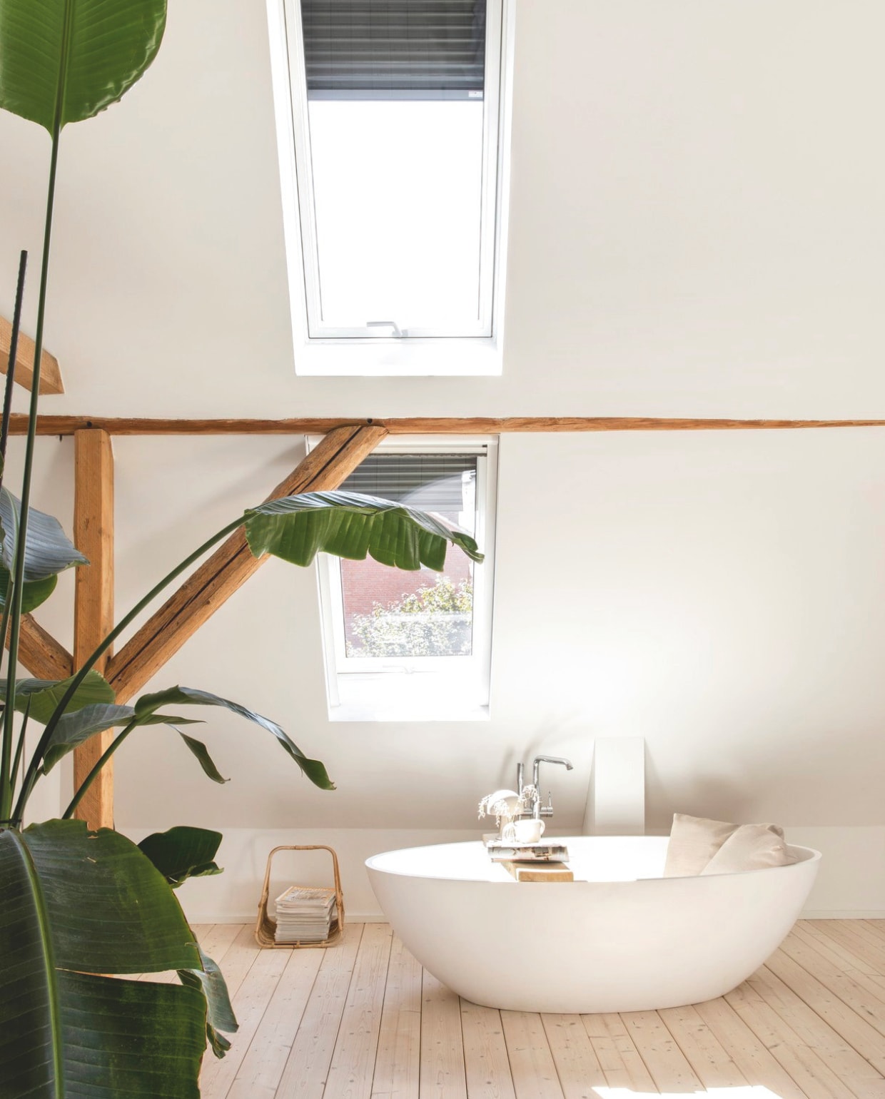 Bad Bernstein Badshop. Badkraan Essence van Grohe. Badkussen Badesofa. Vuren planken vloer geloogd en gezeept met producten van Woca. Dakramen Velux. vtwonen Landelijk 03-2025 | Styling Miriam Hannemann | fotografie André Reuter | tekstbewerking Chris Muyres