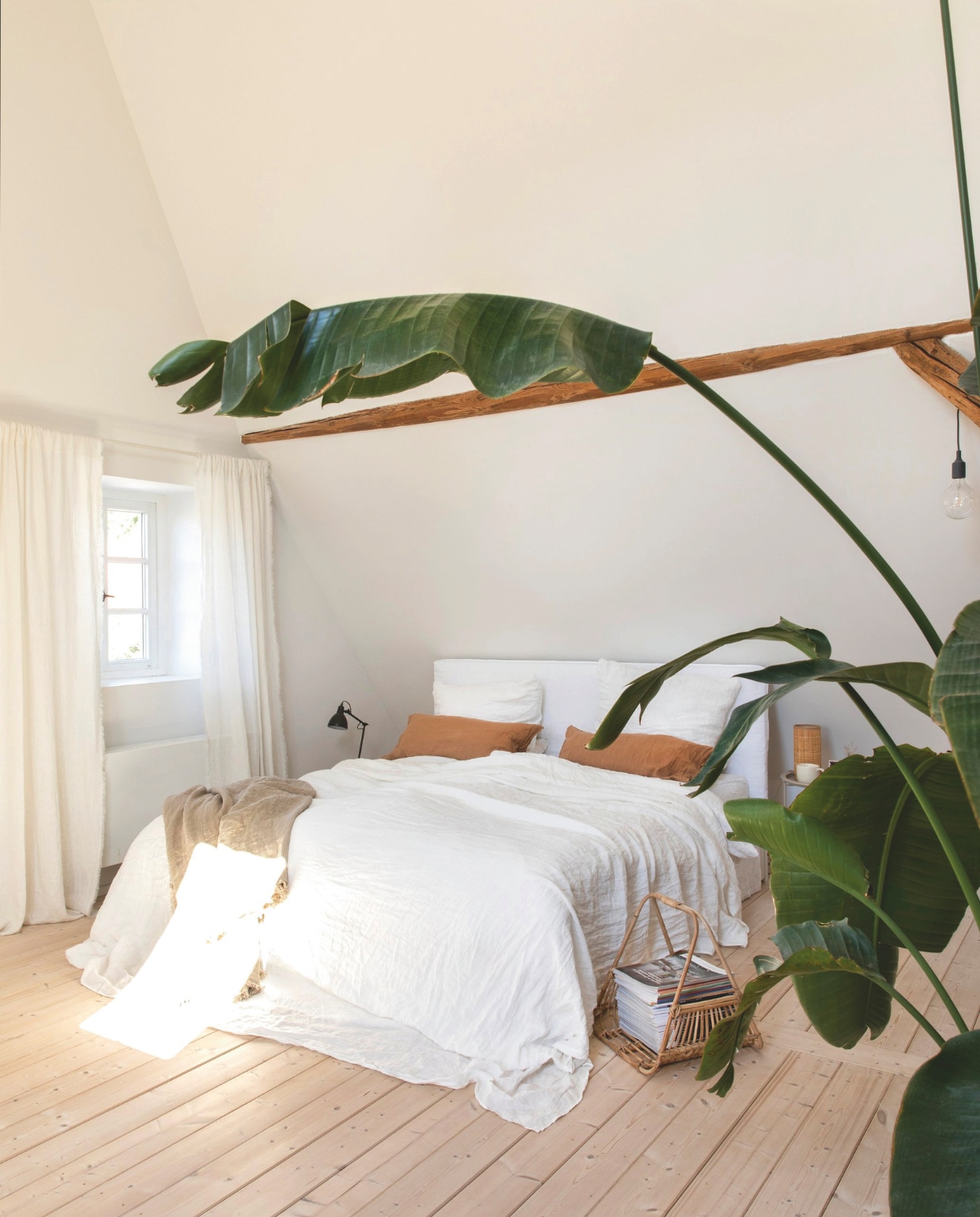 Bed Malm van Ikea. Beddengoed en gordijnen van natuurlijk linnen LinenMe. vtwonen Landelijk 03-2025 | Styling Miriam Hannemann | fotografie André Reuter | tekstbewerking Chris Muyres