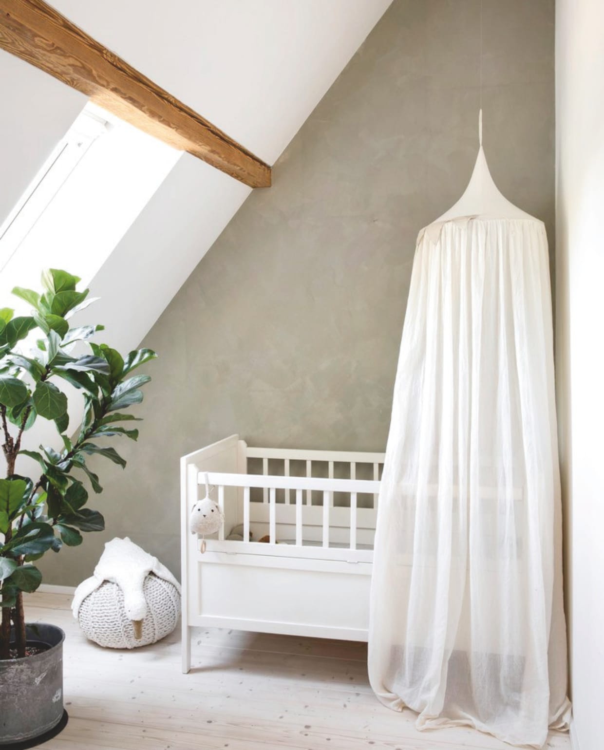 Vintage kinderbed via Ebay. Hemel Numero74. Gans Senger Naturwelt. Plant vioolbladplant. vtwonen Landelijk 03-2025 | Styling Miriam Hannemann | fotografie André Reuter | tekstbewerking Chris Muyres
