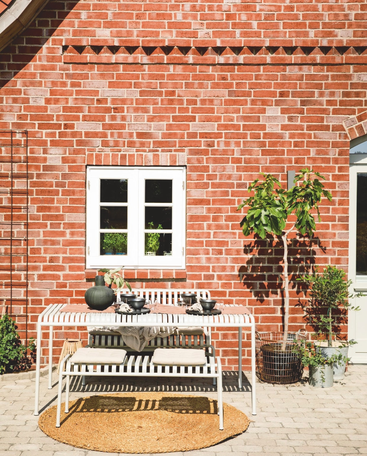 Tuinbank Palissade, tuintafel en bankje Hay. Soortgelijk vloerkleed Rugvista. vtwonen Landelijk 03-2025 | Styling Miriam Hannemann | fotografie André Reuter | tekstbewerking Chris Muyres