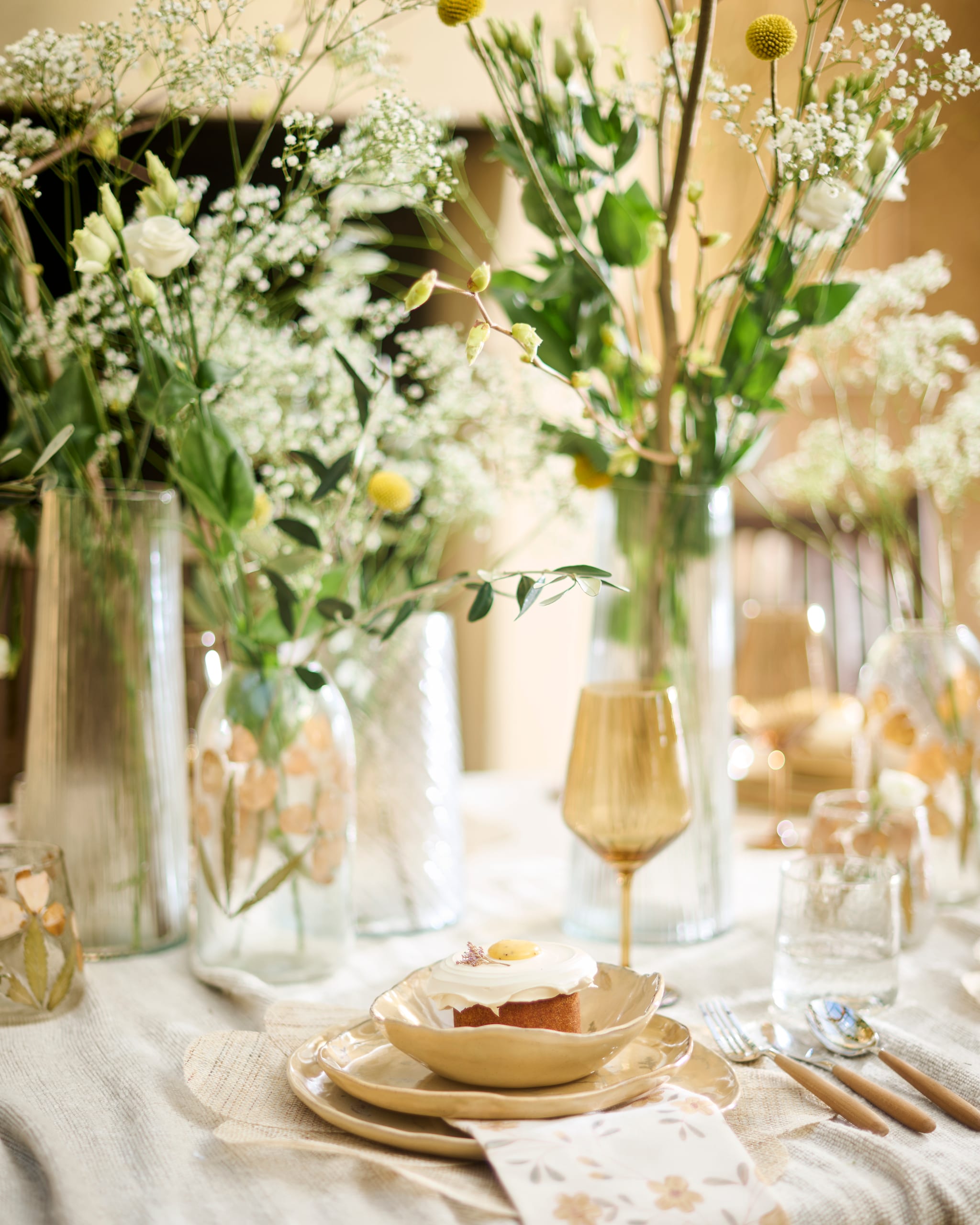 Wijnglas € 6,99, aardewerk dinerbord € 15,99, gebaksbord € 11,99, kom € 11,99, acaciahouten bestek 4-delig € 22,99, servet € 9,99, placemat Ramie € 12,99 (zarahome.com). Drinkglas Tumbler hammered € 8,95, vazen textuur Havet en Flyt vanaf € 34,95, alle van Urban Nature Culture (shop.vtwonen.nl). Heldere vaas € 24,95 (weldaad.com). vtwonen Landelijk 06-2025 | styling Liza Wassenaar | fotografie Sjoerd Eickmans