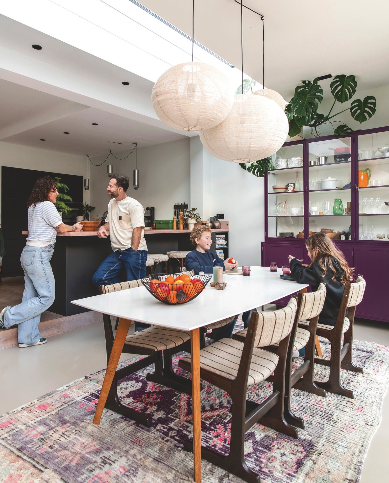 Tafel Wehkamp. Stoelen vintage. Fruitmand Pt. Bollampen Zara Home. Kleed Living Maroc. Paarse kast Oldwood. Aardewerk en glazen vintage. Oranje kan Casa. Groene vaas Polspotten. Beker met gezicht Kitsch Kitchen. Beige schaal met streep HKliving. Keukeneilandkasten Kvik, maatwerk blad Pronck. Bruine schaal Dille & Kamille. Witte bloempot vintage. Vintage barkrukken bekleed met schapenvacht Van Buren Bolsward.