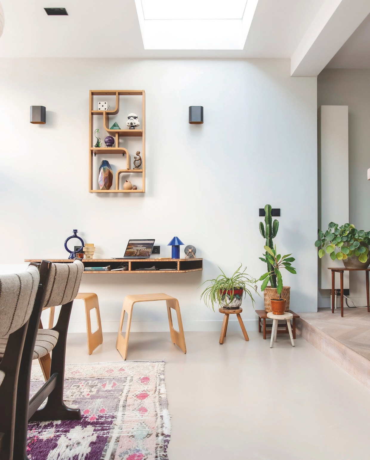 Krukken Ikea. Wandbureau ontwerp en uitvoering Joris Splinter. Ronde kandelaar gekocht in Marokko. Blauwe lamp Søstrene Grene. Onderzetters in schaapvorm Welldone Interior. Gele kandelaar Polspotten. Vintage roomdivider aan muur Ludvik Volak. Houten krukken vintage. Wandlampen Modular. vtwonen 03-2025 | fotografie Studio Keeelly | tekst Caroline Westdijk