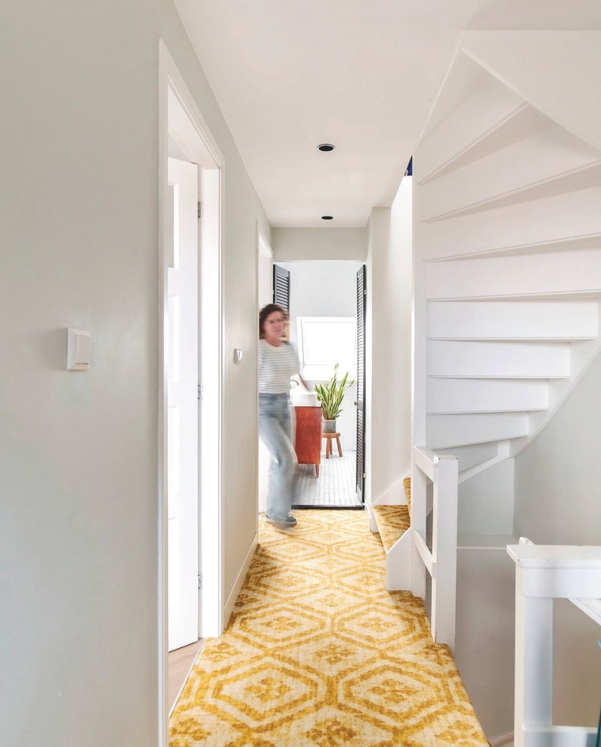 Tapijt gang en trap Desso & Ex. Muurverf Lab Wallpaint Coral Green van Vestingh. vtwonen 03-2025 | fotografie Studio Keeelly | tekst Caroline Westdijk