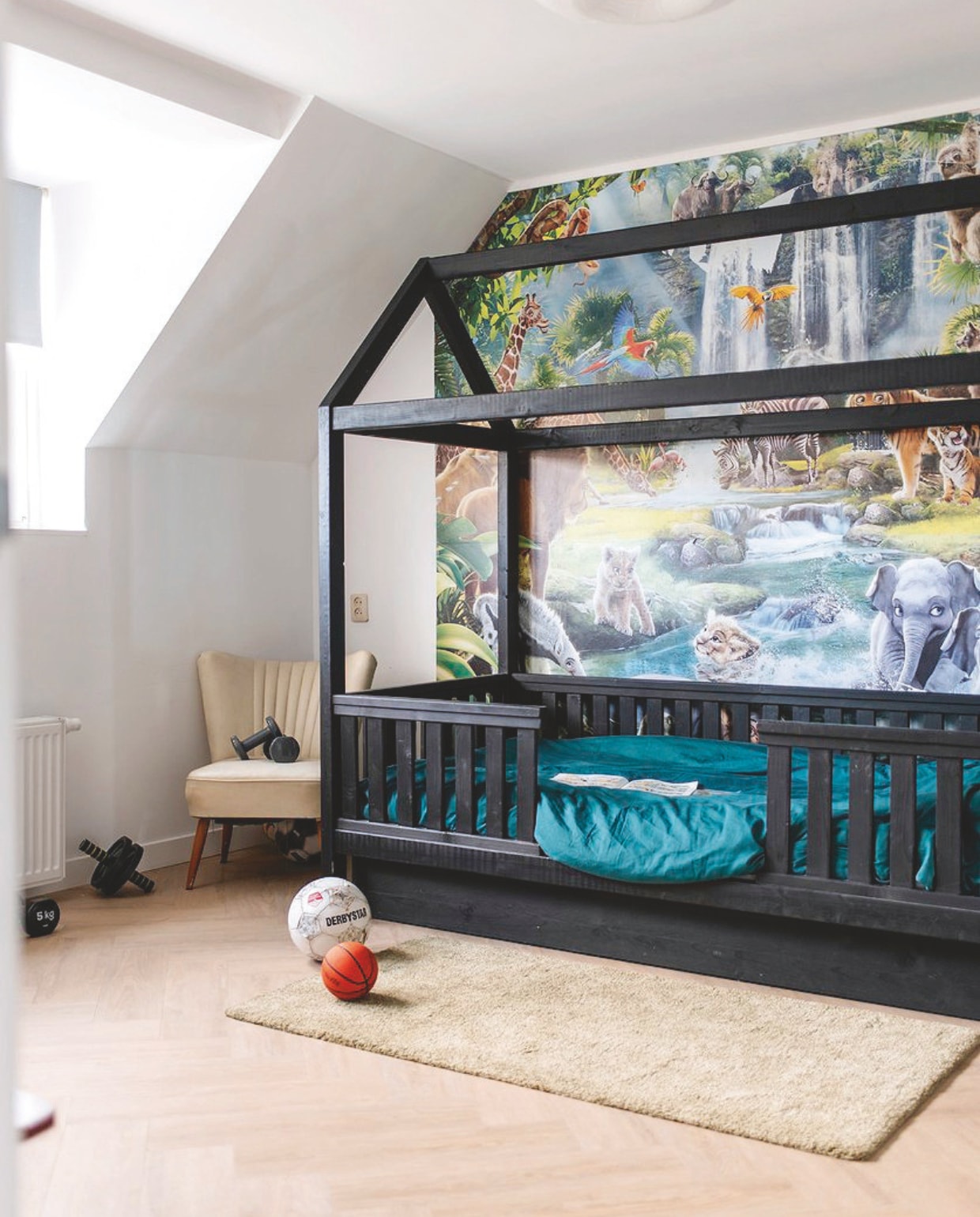 Kleed, beddengoed en plafondlamp Ikea. Stoel vintage. vtwonen 03-2025 | fotografie Studio Keeelly | tekst Caroline Westdijk