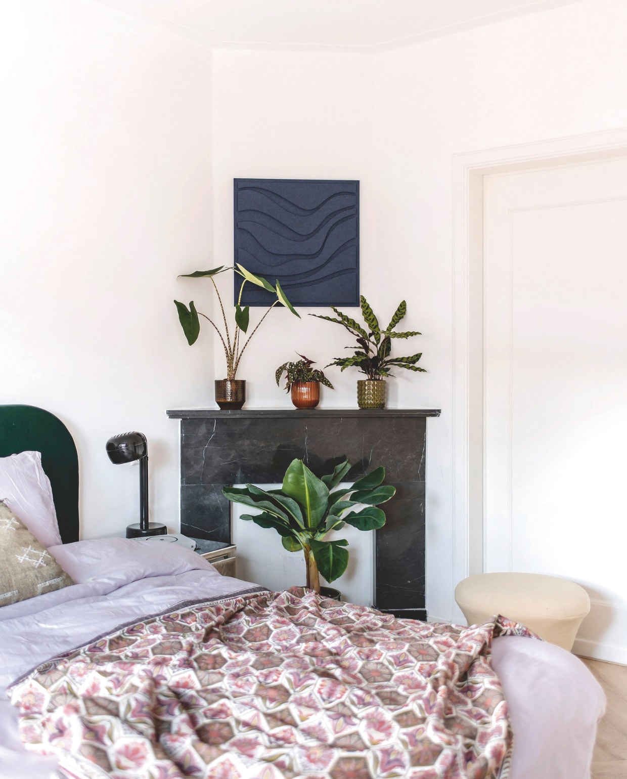 Donkergroen fluwelen bed Matt Sleeps. Beddengoed Essenza. Kussen Loods 5. Spiegelnachtkastje Ikea. Zwarte lamp Fagerhult. Bloempotten op schouw Ranzijn Tuin & Dier. Poef Artifort. vtwonen 03-2025 | fotografie Studio Keeelly | tekst Caroline Westdijk