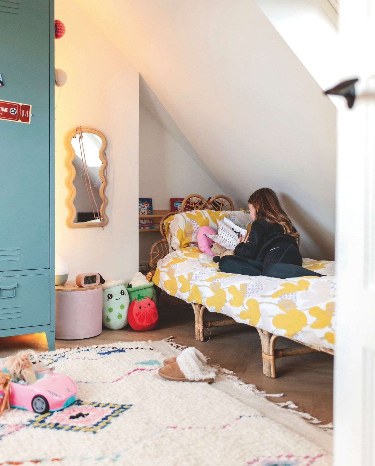 Bed Karwei. Beddengoed Hema. Locker Wehkamp. Spiegel Blokker. Kleed Living Maroc. Pompon Søstrene Grene. Tijdschriftenrek Ikea. Roze wekker Karlsson. vtwonen 03-2025 | fotografie Studio Keeelly | tekst Caroline Westdijk