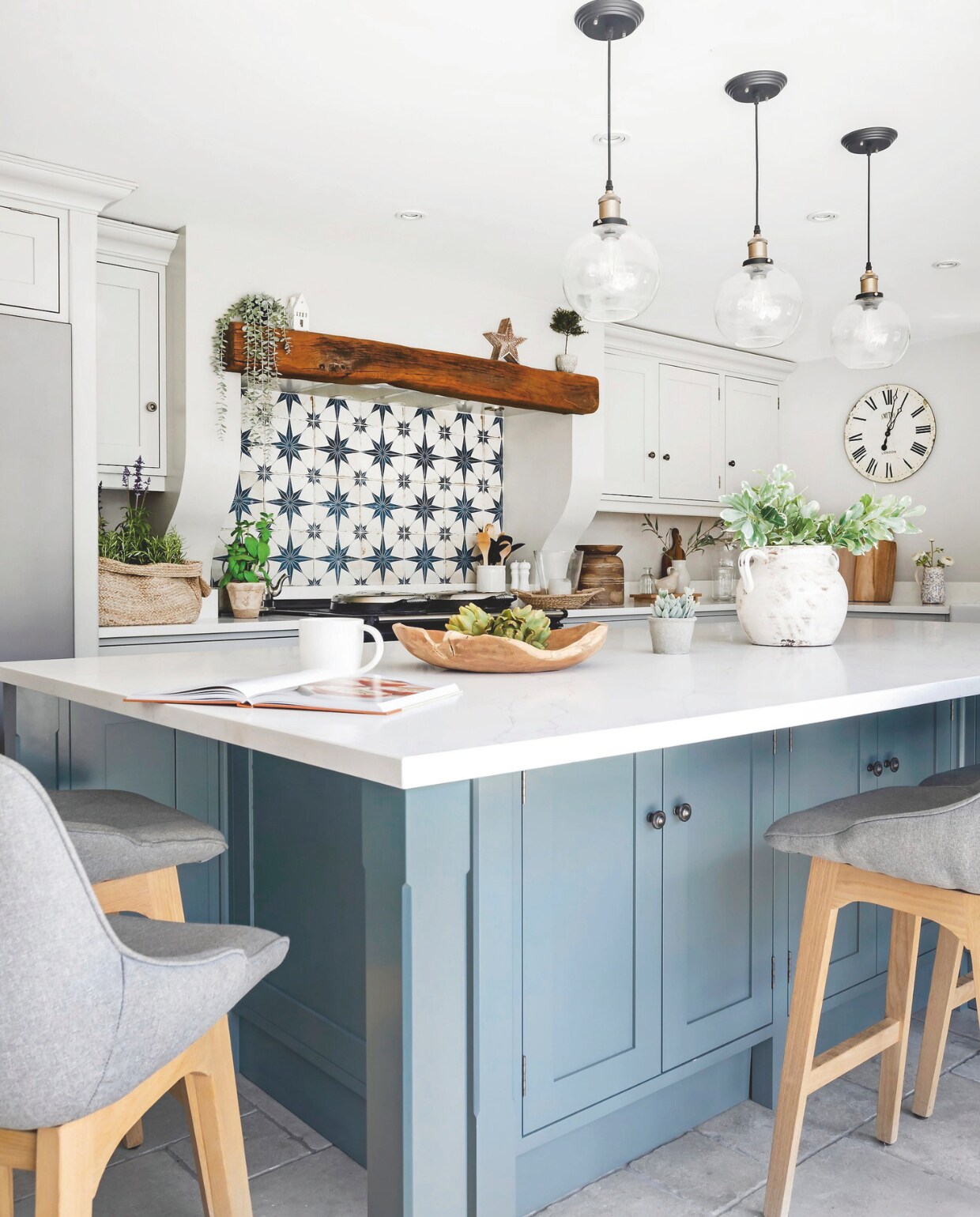 Op maat gemaakte keuken Handmade Kitchens in Kent. Fornuis Aga. Keuken eiland in kleur De Nimes van Farrow &amp; Ball. Werkblad Quartz Alaska Bianca van Pure Quartz. Wandtegels Porcelain Superstore. vtwonen Landelijk 03-2025 | Fotografie Richard Gadsby | Tekst Roel Janssen