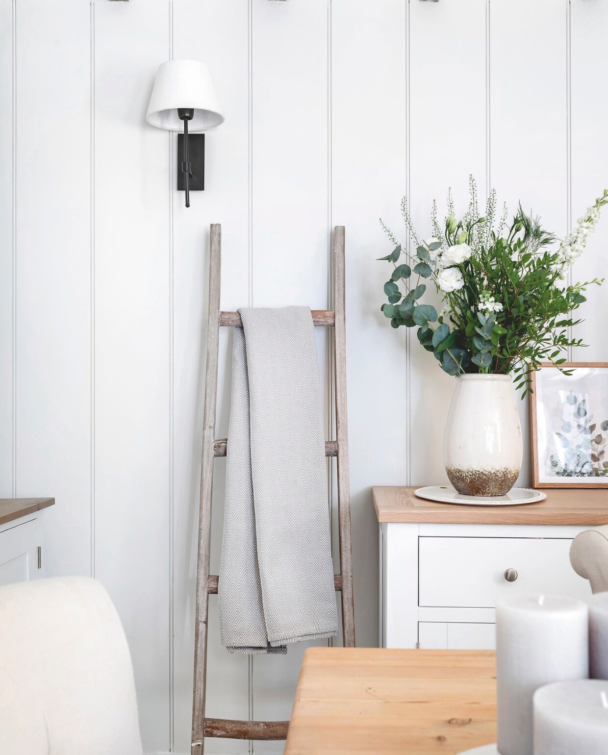 Bloemen uit eigen tuin. Trap vintage. Vergelijkbare lamp Lior &amp; Clé. vtwonen Landelijk 03-2025 | fotografie Richard Gadsby | productie House of Pictures