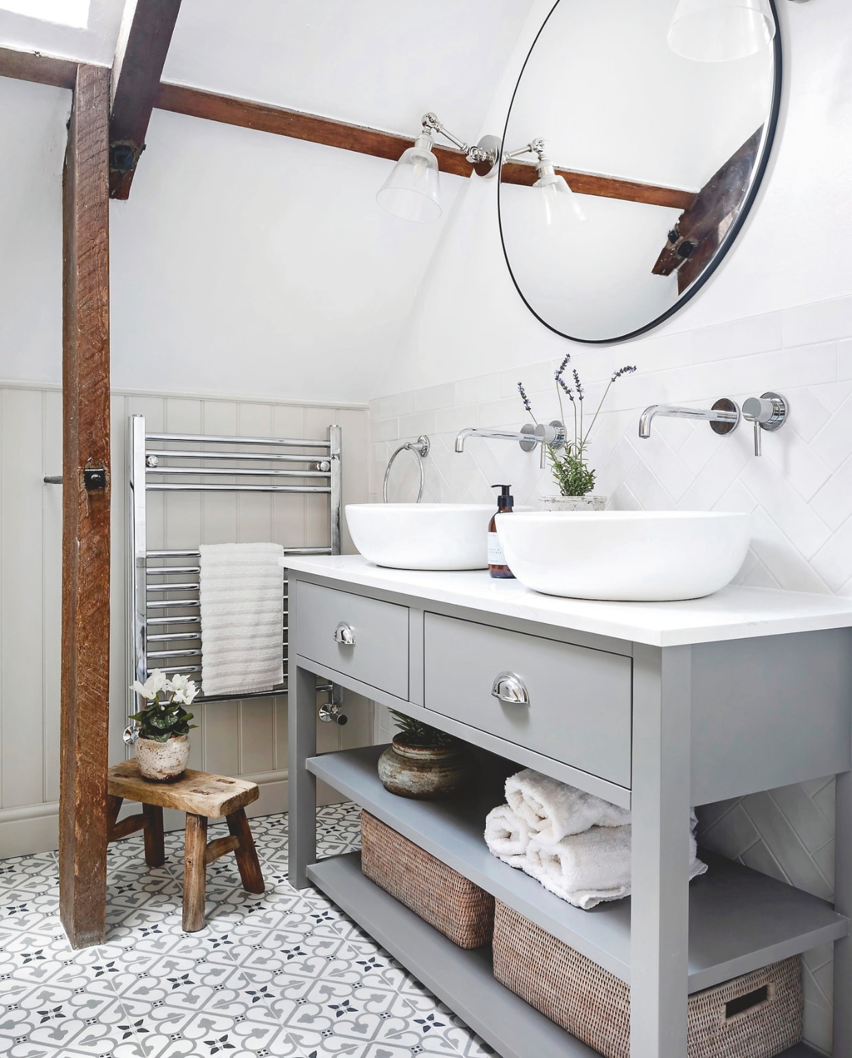 Wastafelmeubel Victorian Plumbing. Vloer- en wandtegels Tile Mountain. Wandlampen Neptune. vtwonen Landelijk 03-2025 | fotografie Richard Gadsby | productie House of Pictures