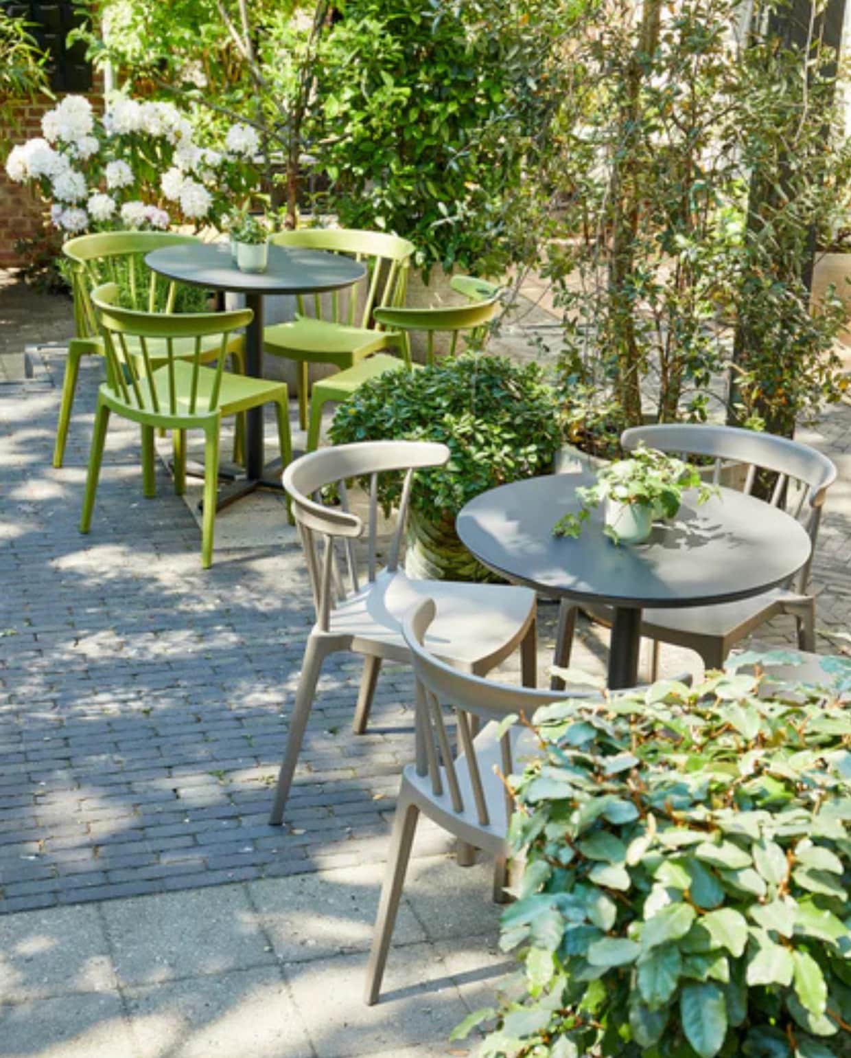 Shop op shop.vtwonen.nl: kunststof tuinstoelen Bliss van Woood, set van 2 € 200,-. Woood
