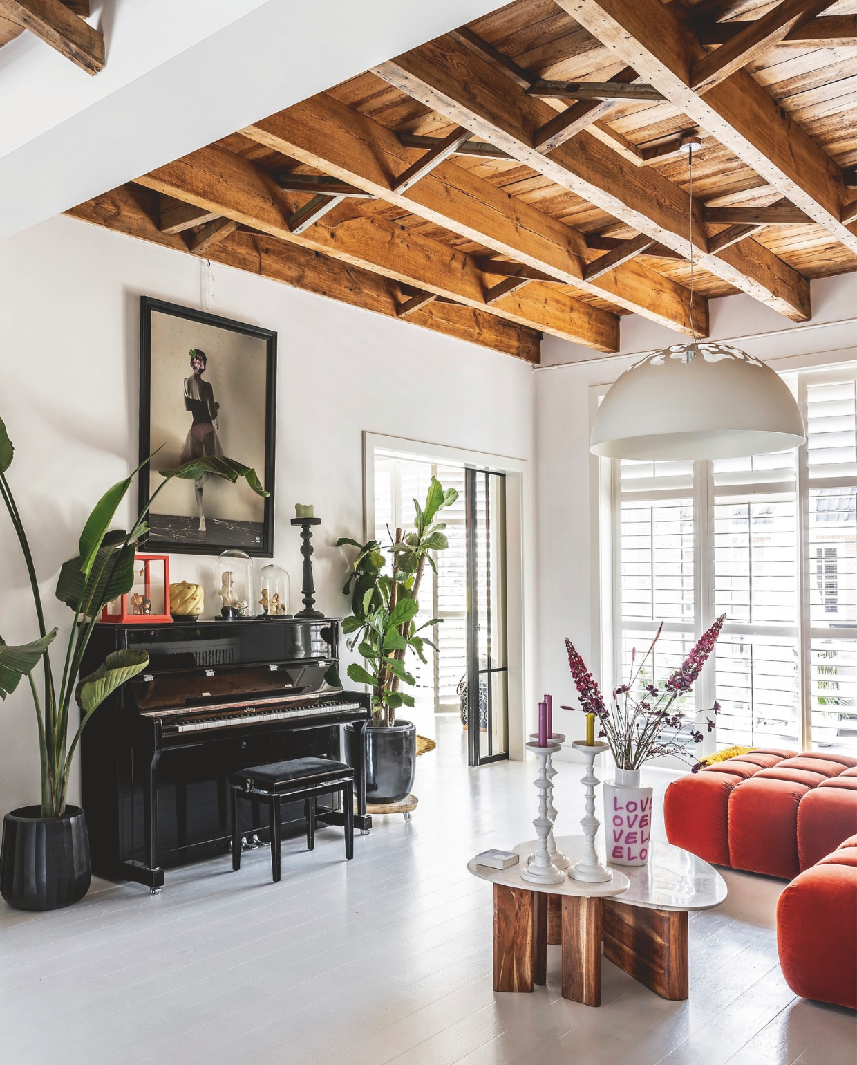 Muurverf Histor Perfect Finish Mat Wit. Verf houten vloer Histor Perfect Finish wit. Piano May Berlin. Print aan muur Arty-Shock. Bloempotten kringloopwinkel. Onderzetter bloempot Intratuin. Stolp Twenty Two store. Vitrinekast Karwei. Verf vitrinekast Puur Klaproos van Flexa. Op maat gemaakte raambekleding Jasno. Verf raambekleding Ral 9010. Salontafels Sissy-Boy. Kandelaars vtwonen. Handgeblazen vaas ontwerp van Jakub Berdych Karpelis. Velvet hoekbank Trentino in kleur 183 Moderno. vtwonen 03-2025 | fotografie Margriet Hoekstra