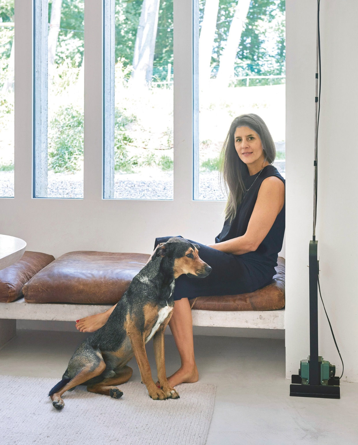 Interieurontwerper Catleen le Hardy samen met haar hond. vtwonen stijlvol 03-2025 | Fotografie Mr. Frank |Tekst Tanne Donjacour Gielen