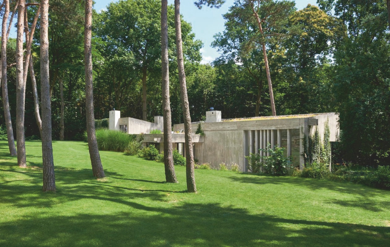 De architect van de villa, Marc Corbiau, heeft ook de tuin en het terras ontworpen. vtwonen stijlvol 03-2025 | Fotografie Mr. Frank |Tekst Tanne Donjacour Gielen
