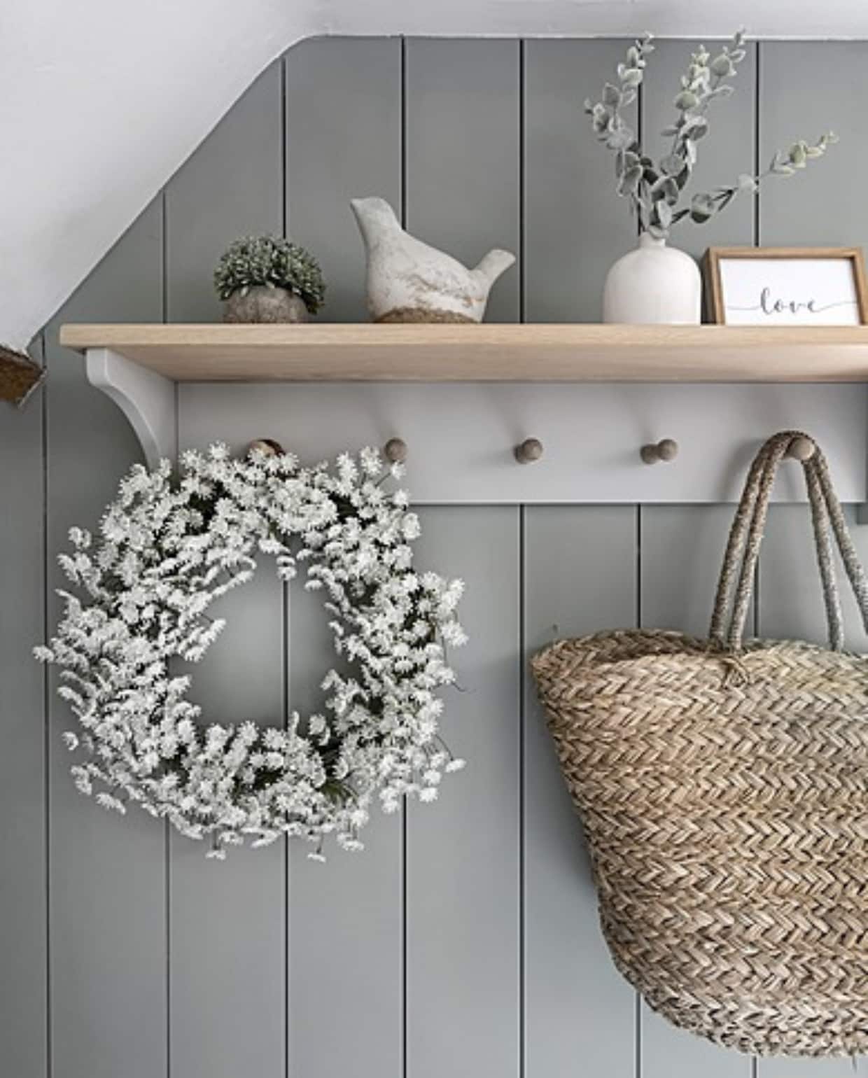 Houten wandbetimmering kleur Pigeon van Farrow &amp; Ball. Plank met haken The Cotswold Company. vtwonen landelijk 03-2025 | Fotografie Richard Gadsby | Tekstbewerking Roel Janssen