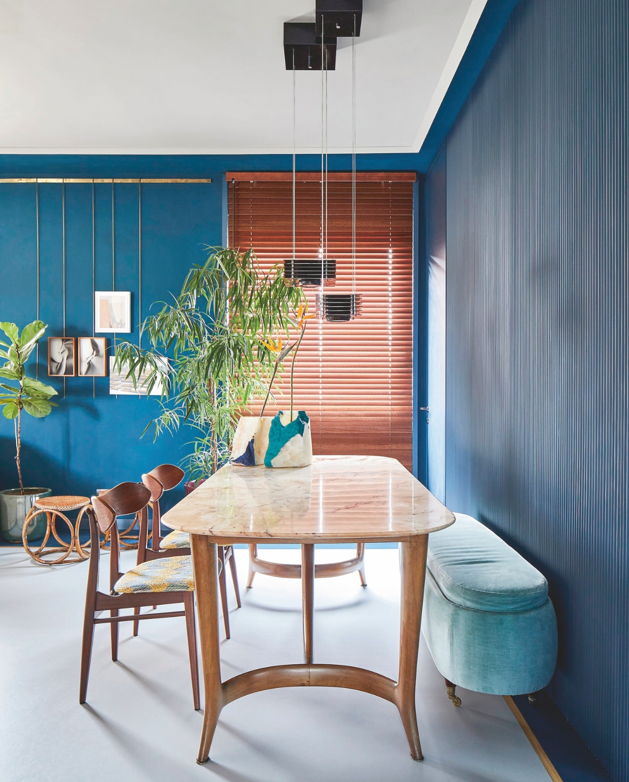 Tafel vintage, stoelen Louis van Teeffelen, lampen Ettore Sottsass, vazen Atelier Duccio Maria Gambi, vloer Forbo. Rotan krukken vintage. vtwonen 04-2025 | fotografie Cortili