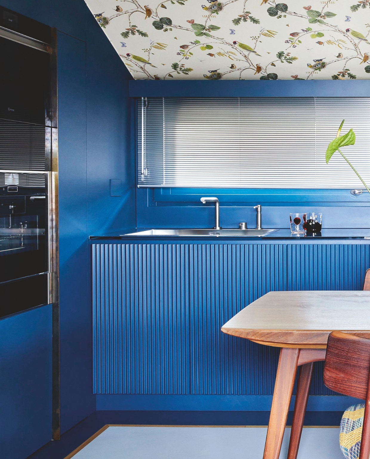 Keuken ontwerp van Massimo Adario, eettafel vintage, behang Sanderson. vtwonen 04-2025 | fotografie Cortili | tekst Cathelijne Jansen