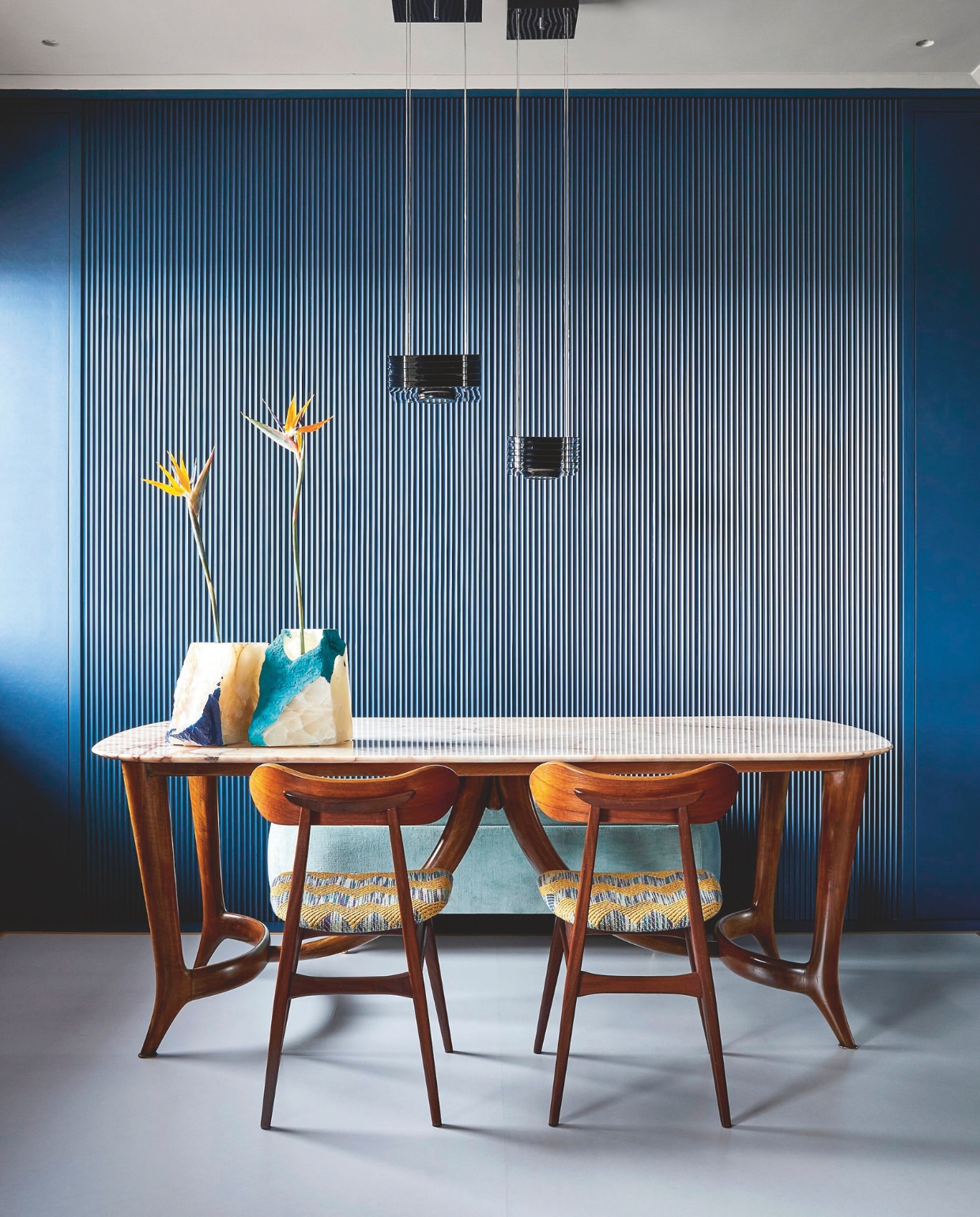 Tafel vintage, stoelen Louis van Teeffelen, lampen Ettore Sottsass, vazen Atelier Duccio Maria Gambi, vloer Forbo. vtwonen 04-2025 | fotografie Cortili