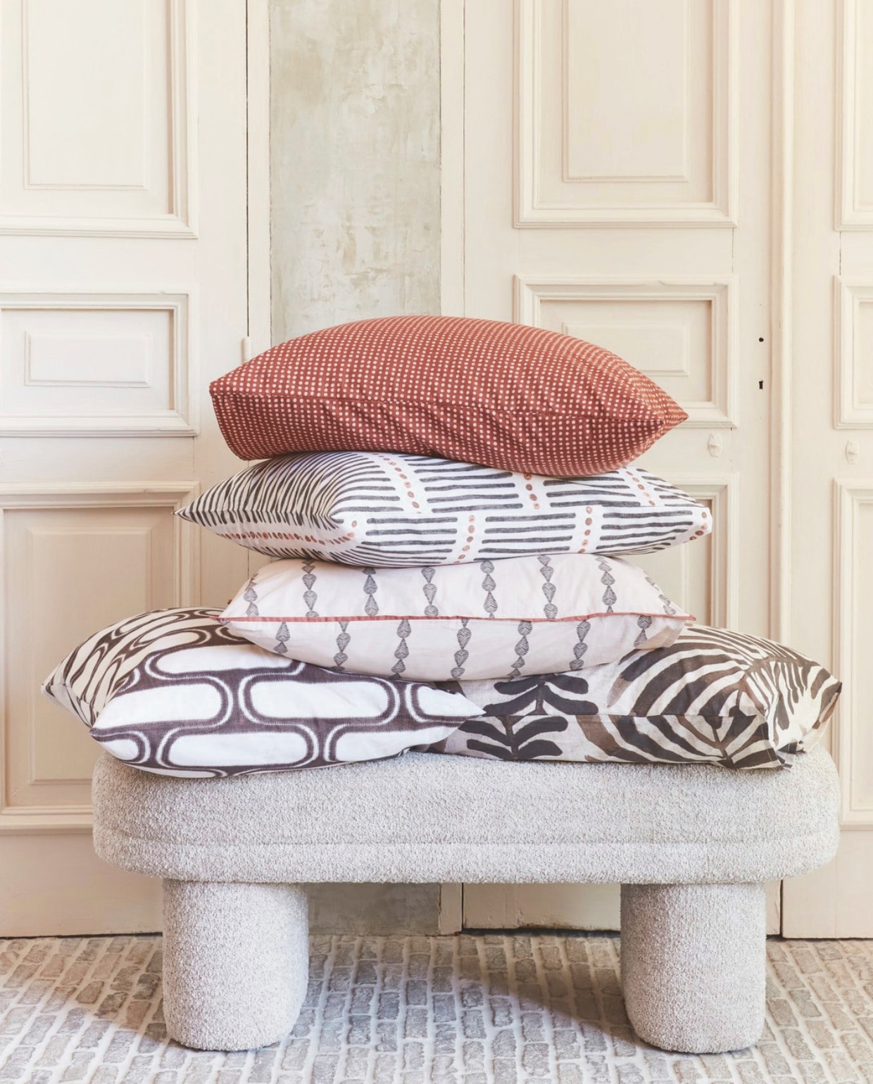 Kussenslopen Stip and Stripe, Up Side Down en Bold Feathers, behorend bij dekbedovertrekken met dezelfde naam, 60x70 cm.Overig privébezit vtwonen 04-2025 | styling Kim Timmerman, Danielle Verheul | fotografie Richard Smit