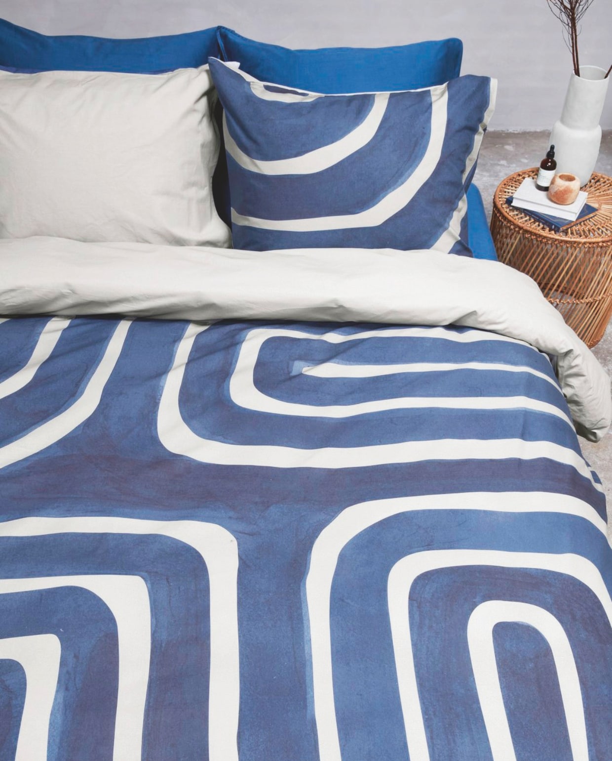 Katoenen dekbedovertrek Tribe in Indigo vanaf € 49,95. Overig privébezit. vtwonen 04-2025 | styling Kim Timmerman, Danielle Verheul | fotografie Richard Smit
