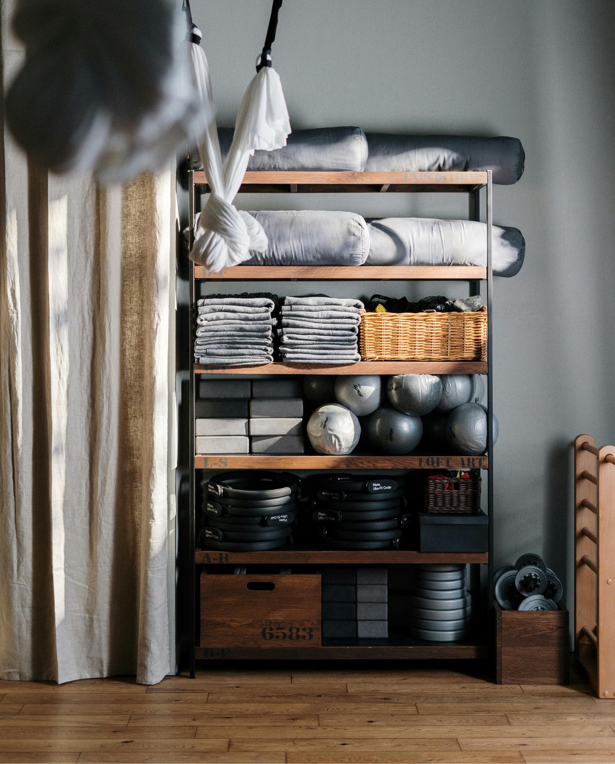 thuis gym, opbergrek Unsplash