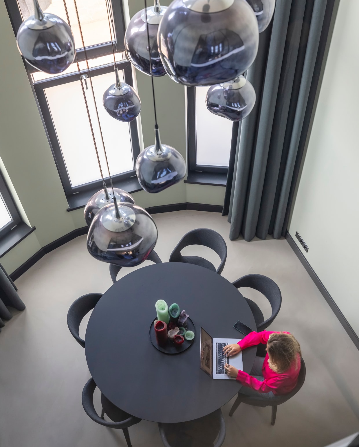 Stoelen Nova van Interstil. Tafel Studio Henk. Hanglampen AliExpress. Gordijnen Laminaat &amp; Parket. Overig onbekend. vtwonen 04-2023 | fotografie Margriet Hoekstra