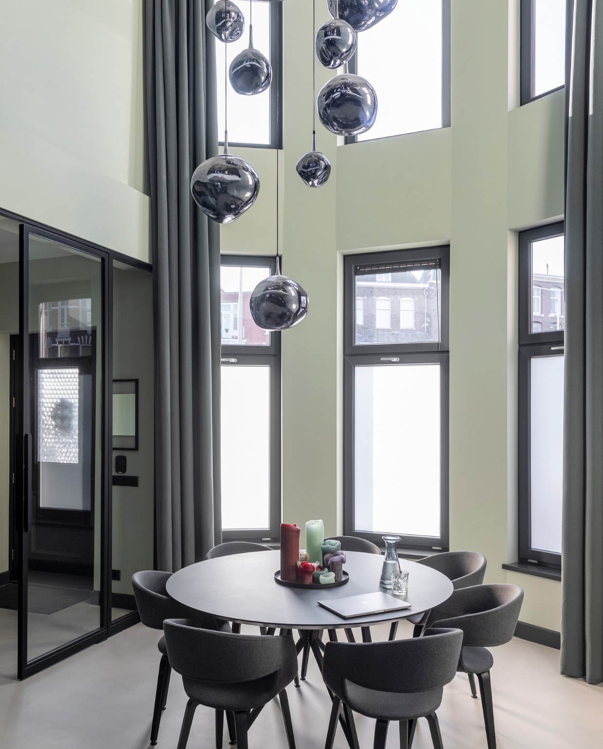 Stoelen Nova van Interstil. Tafel Studio Henk. Hanglampen AliExpress. Gordijnen Laminaat &amp; Parket. Overig onbekend. vtwonen 04-2023 | fotografie Margriet Hoekstra