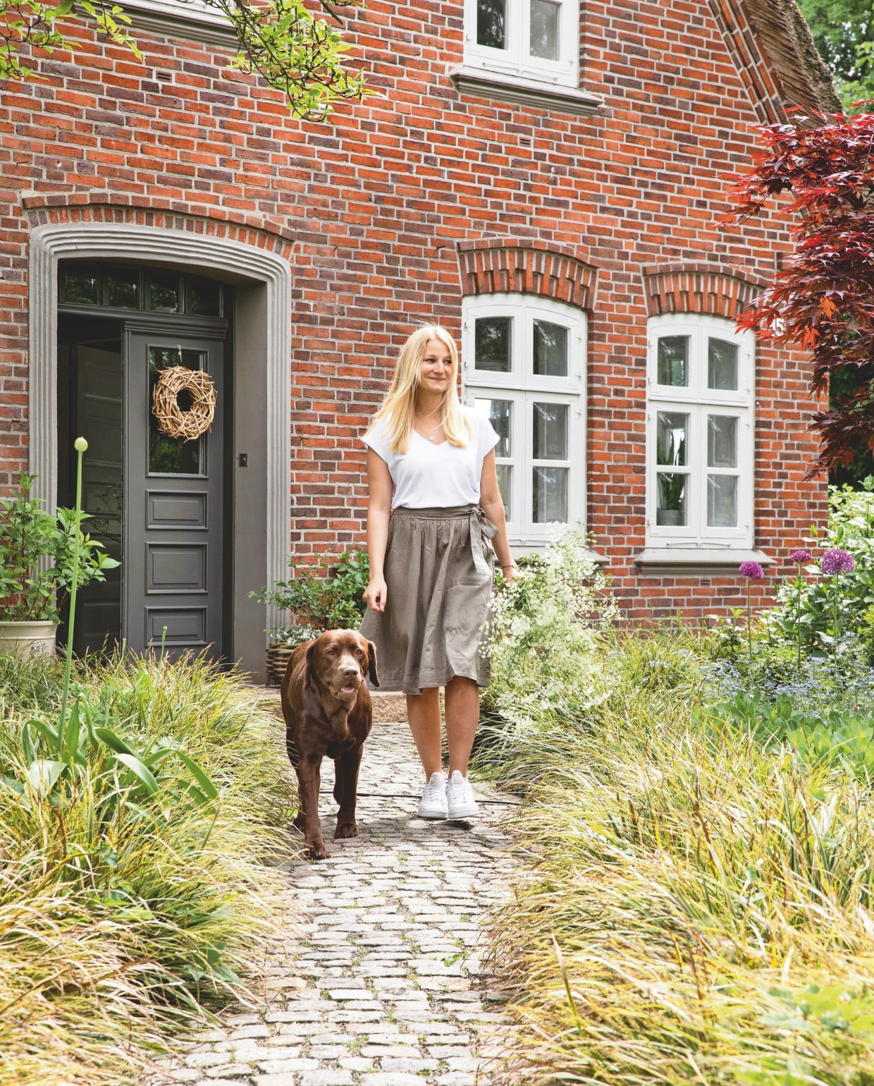 In de zomer vind je overal in het huis weelderige boeketten van bloemen uit de tuin. vtwonen Landelijk 03-2025 | Styling Miriam Hannemann | Fotografie André Reuter | Tekst Joëlle Baelde