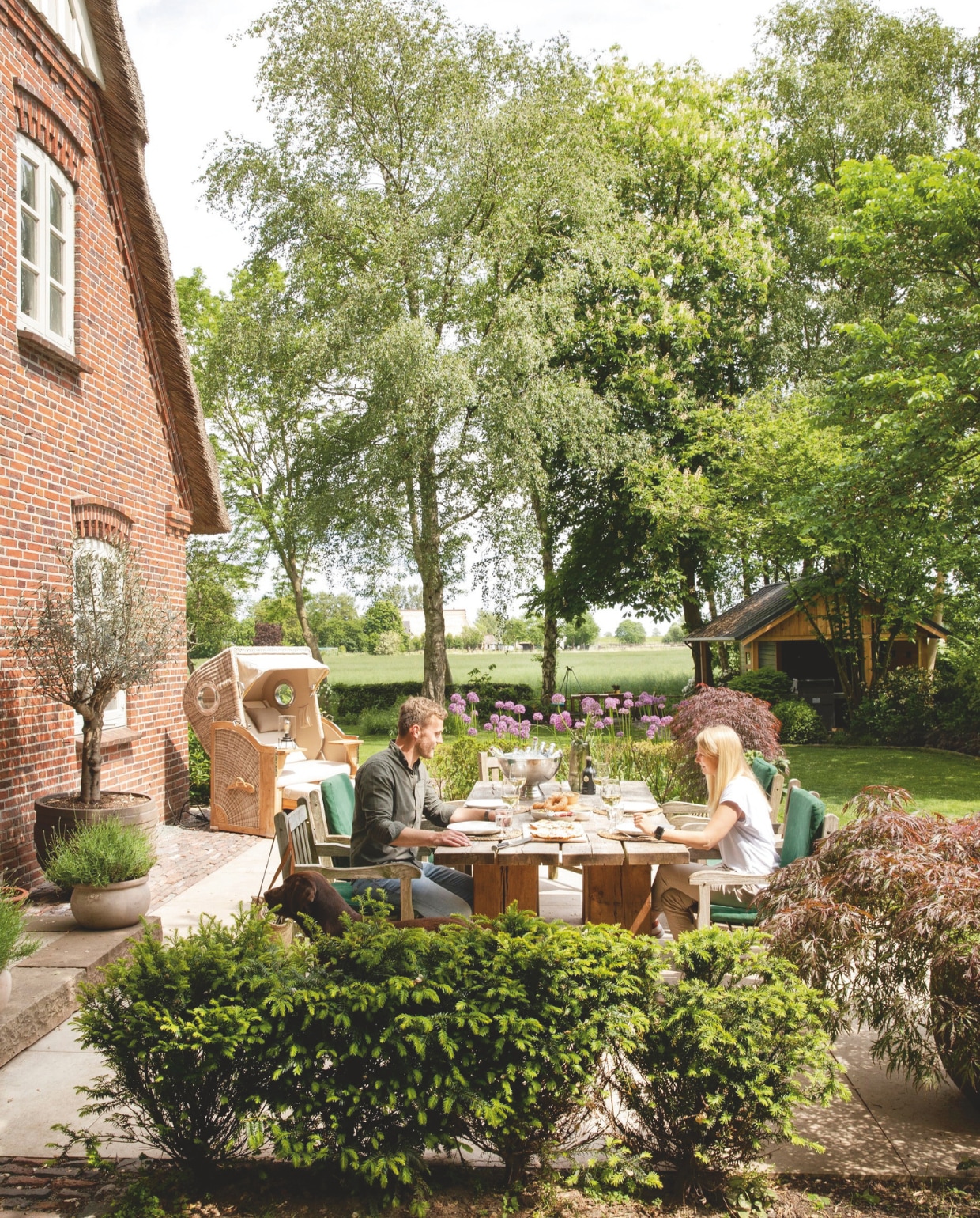 De tuintafel is gemaakt door Lukas’ broer, van planken van een steiger uit Hamburg. vtwonen Landelijk 03-2025 | Styling Miriam Hannemann | Fotografie André Reuter | Tekst Joëlle Baelde