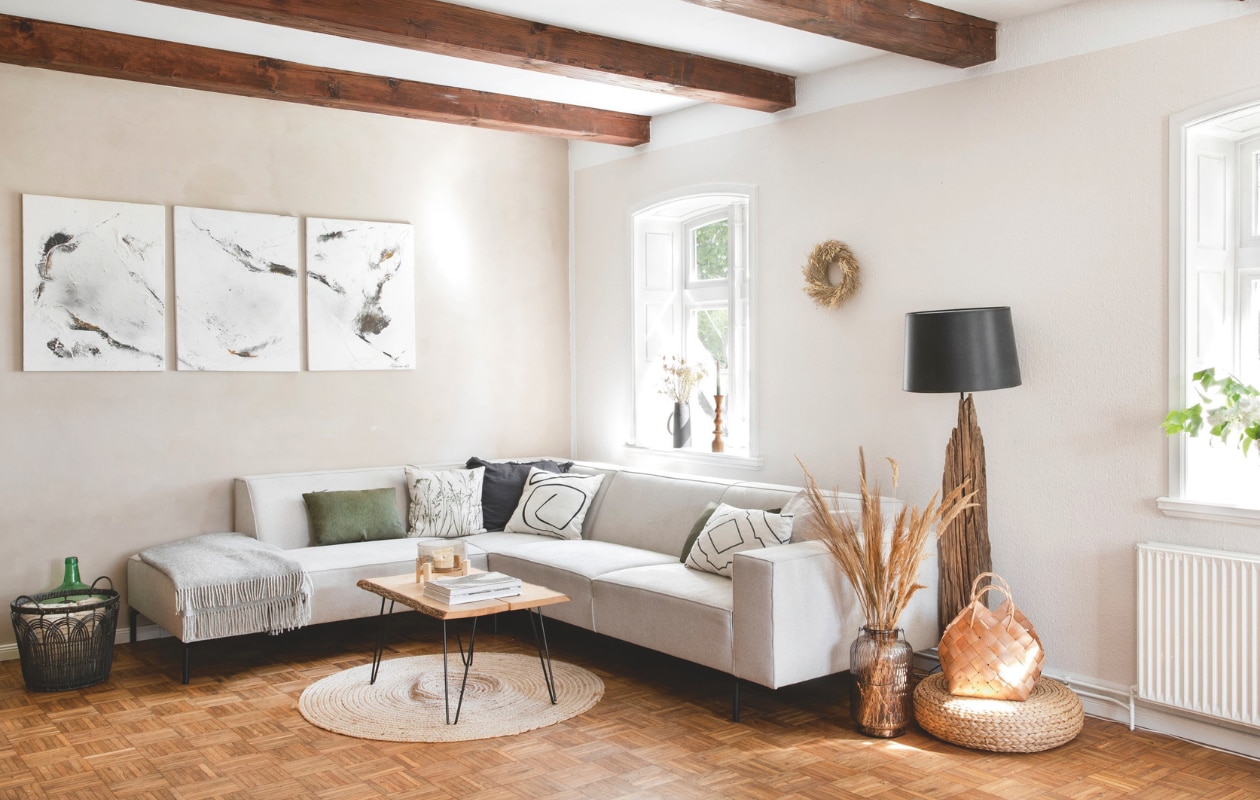 Lukas’ broer maakte De lamp van een stuk drijfhout dat hij vond op het strand van Elbe. Soortgelijke bank Couple van vtwonen. Vergelijkbare salontafel home24.nl. Soortgelijk juten vloerkleed Sharmila van Westwing. vtwonen Landelijk 03-2025 | Styling Miriam Hannemann | Fotografie André Reuter | Tekst Joëlle Baelde