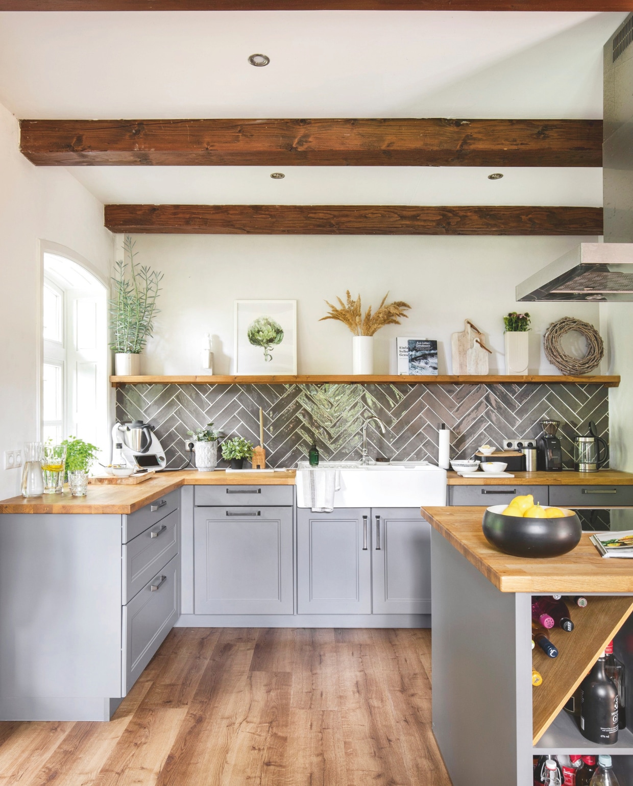 De keuken is landelijk én modern door de strakke metalen handgrepen en in visgraat geplaatste wandtegels. vtwonen Landelijk 03-2025 | Styling Miriam Hannemann | Fotografie André Reuter | Tekst Joëlle Baelde