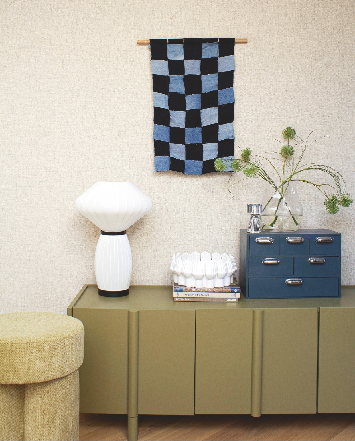 Kast Woood, schaal Nordal, blauwe ladekastje zelfgemaakt, tafellamp tweedehands. fotografie en tekst Valerie Paas