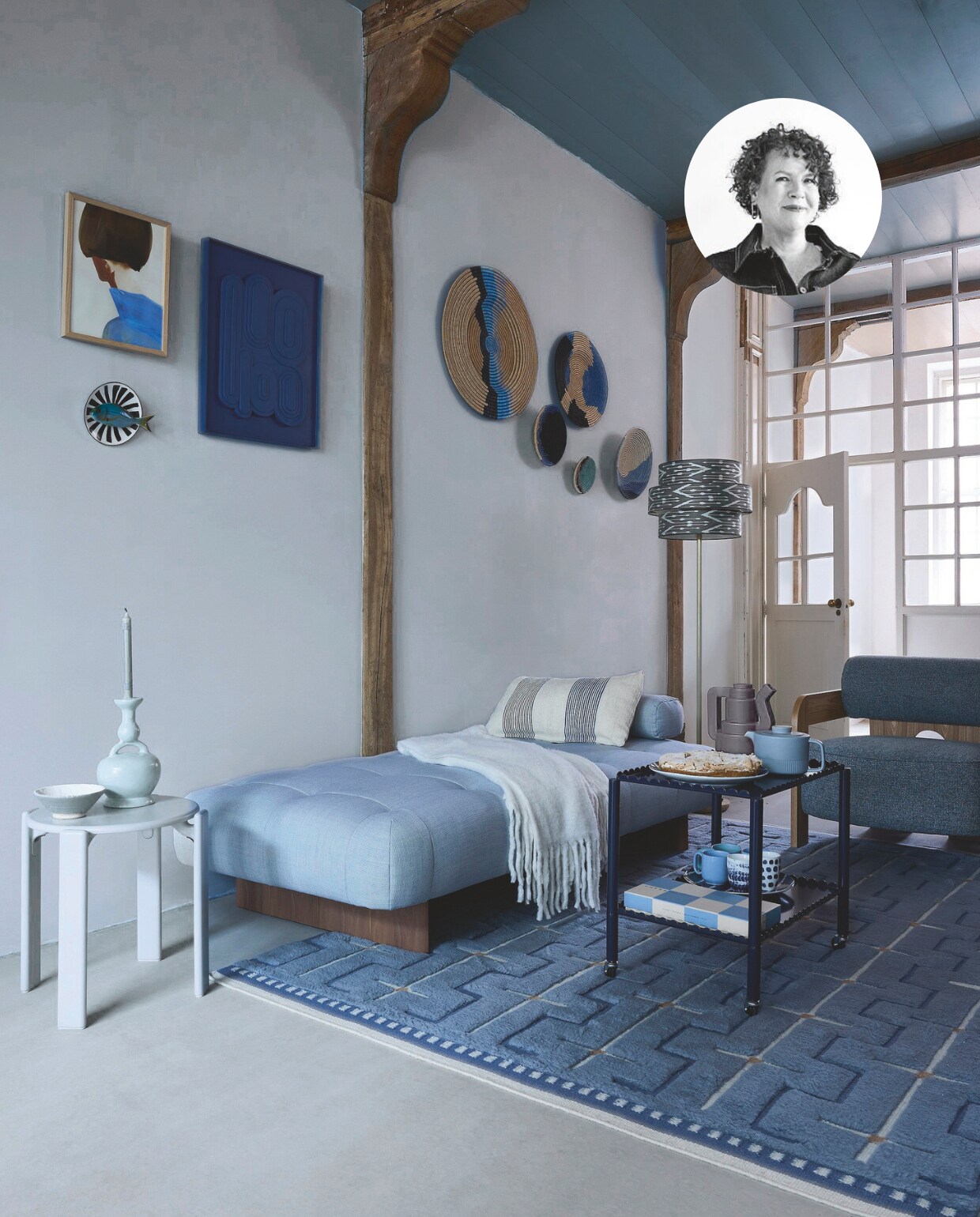 Kalkverf Blue Bay, 1 liter € 66,- en binnenlak Denim van Lab Paint, 500 ml € 51,- (vestingh.nl). Daybed Quilton Lift, hout en stof naar keuze, 210x105x41 cm (lxbxh) € 2749,-, lichtbauwe beukenhouten bijzettafel Rey, 46,5x46 cm (Øxh)€ 455,-, dinerkaars Pattern, set van 4 € 19,-, stalen Trolley Arcs, 63x44x53 cm (lxbxh) € 285,-, terracotta koppen met oor Barro, set van 2 € 29,- (hay.com). Wollen vloerkleed Johanna van Layered, 180x270 cm € 1695,- (vloerkledenwinkel.nl). Wollen kussen Household Hardware € 95,-, ecomix kandelaar Calvo van Urban Nature Culture € 49,95, sisal wandschalen Shoreline van Maison Suku, vanaf € 34,95, blauw-witte porseleinen mokken en bord Tie-Dye van vtwonen, vanaf € 5,95, wandbord Orata Medio van Visborden € 73,-, schaakbord Play van Printworks€ 35,-, fauteuil Oolong, eikenhout en bouclé, 90x73x76 cm (bxdxh) € 779,- en blauwe wanddecoratie August van Zuiver, gips en hout€ 139,- (shop.vtwonen.nl). Poster Blue Cape door Amelie Hegardt voor Paper Collective € 40,- keramieken koffiekan door Hanna Kooistra € 185,- (loods5.nl). Porseleinen theepot moments van Marc O’Polo € 59,95 (essenzahome.nl). Wollen plaid XL Fringes € 69,95 (hetkabinet.nl). Met de hand gemaakte vloerlamp, prijs op aanvraag (madamegarage.nl). Aardewerk schaal Unica van Polspotten x Norman Trapman€ 45,- (polspotten.com). vtwonen 4-2025 | styling marianne luning | fotografie alexander van berge