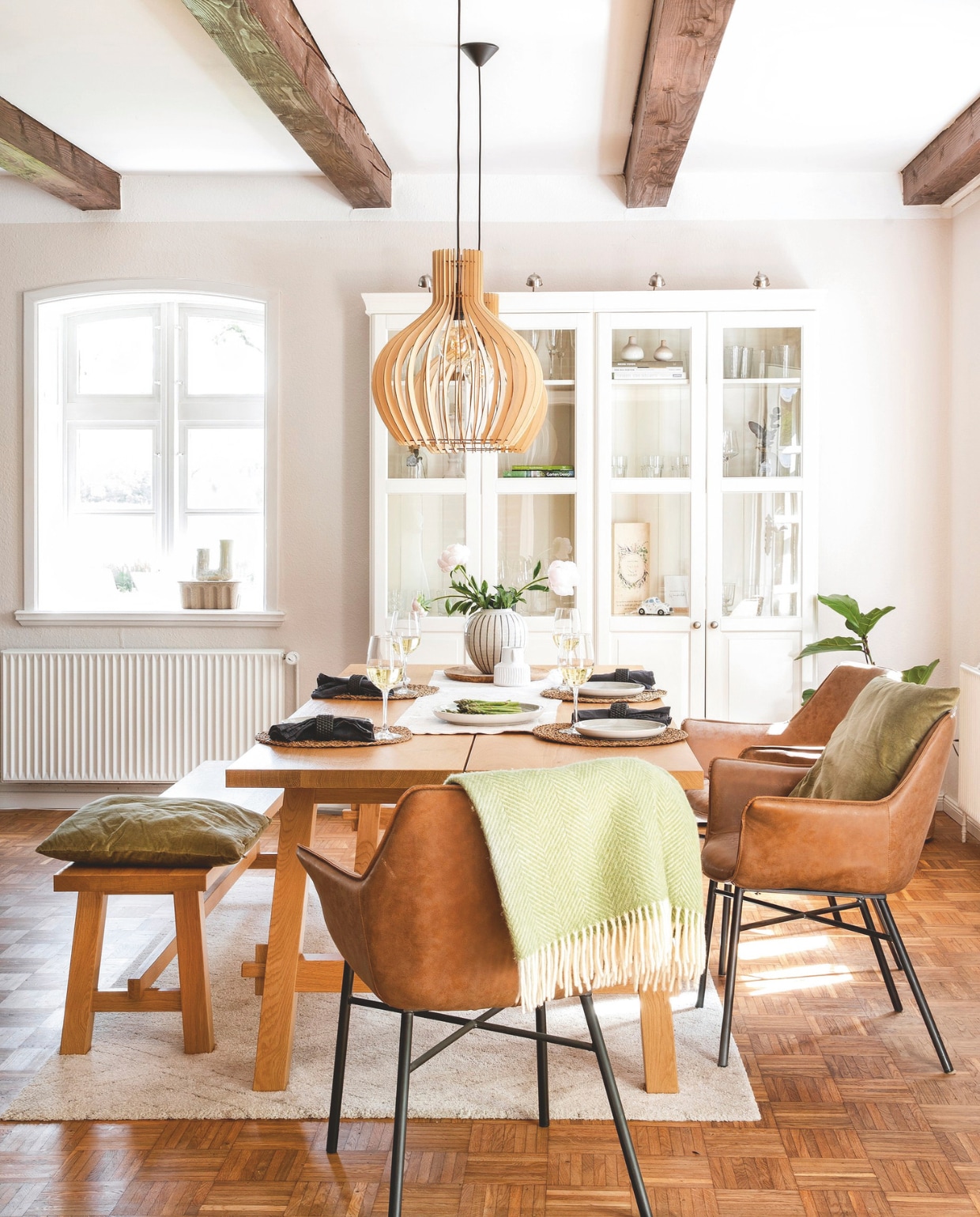 Vergelijkbare eettafel Tafelplein. Soortgelijke leren eettafelstoelen Goossens. Vergelijkbare hanglamp Skovlys van Cozyhaus. vtwonen Landelijk 03-2025 | Styling Miriam Hannemann | Fotografie André Reuter | Tekst Joëlle Baelde