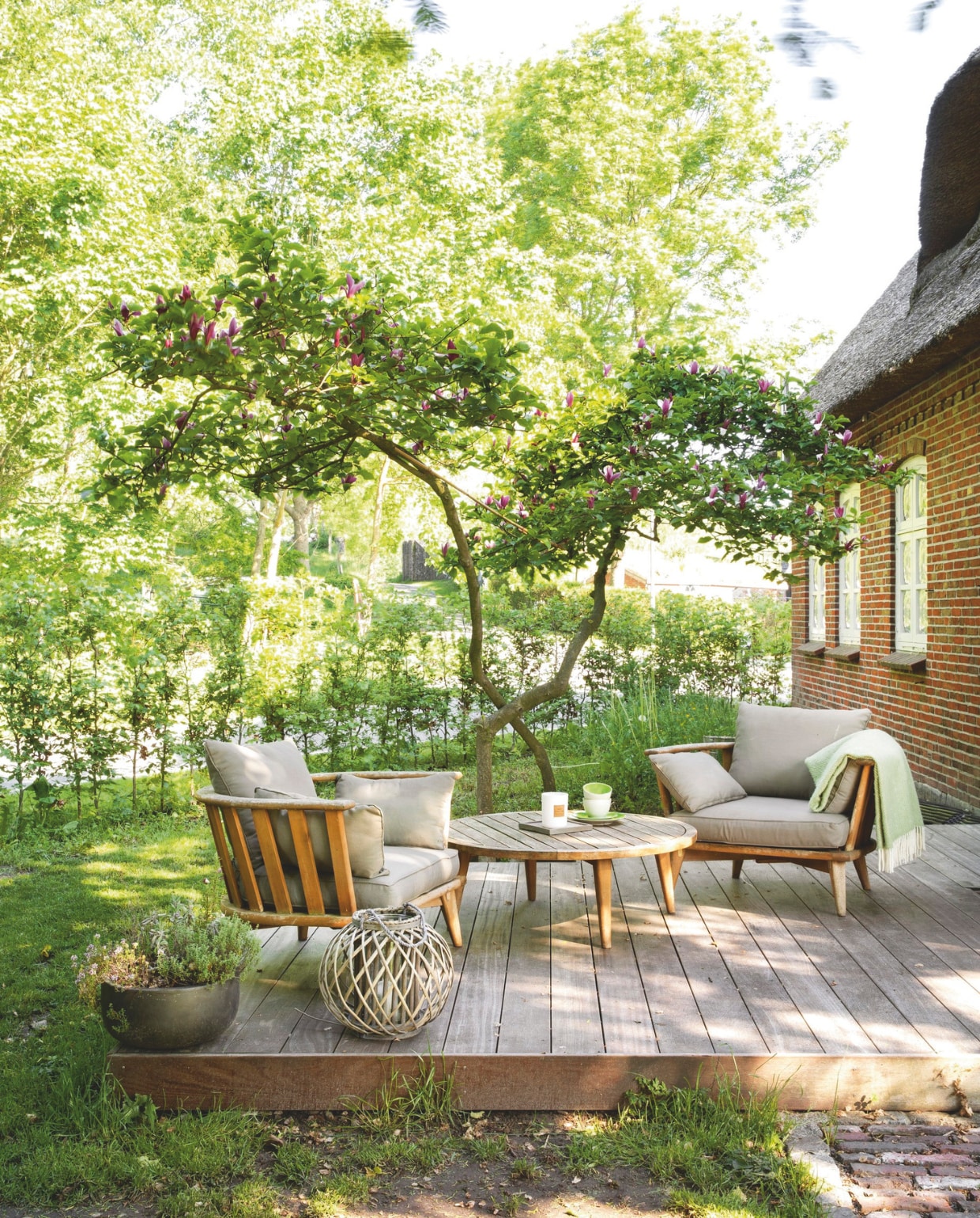 Tuinfauteuils en tuintafel Noumeavan Maisons du Monde. vtwonen Landelijk 03-2025 | Styling Miriam Hannemann | Fotografie André Reuter | Tekst Joëlle Baelde