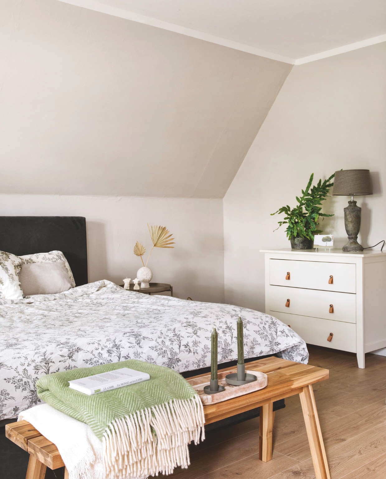 Vergelijkbare muurverf Humus van Painting the Past. Soortgelijke balusterlamp Frieda Dorresteijn. Vergelijkbare groene plaid Zelandia van  woool.nl. vtwonen Landelijk 03-2025 | Styling Miriam Hannemann | Fotografie André Reuter | Tekst Joëlle Baelde