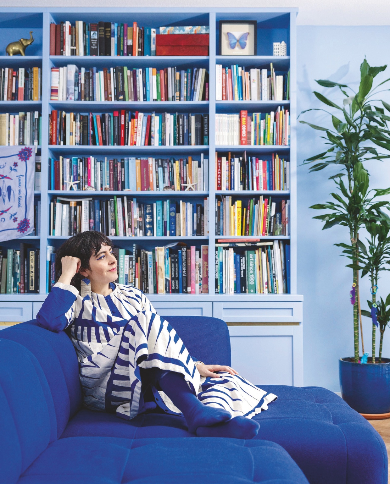 Boekenkast op maat gemaakt door Beitel Beestje, in NCS S 1030-R80B. Bank Quilton van Hay.