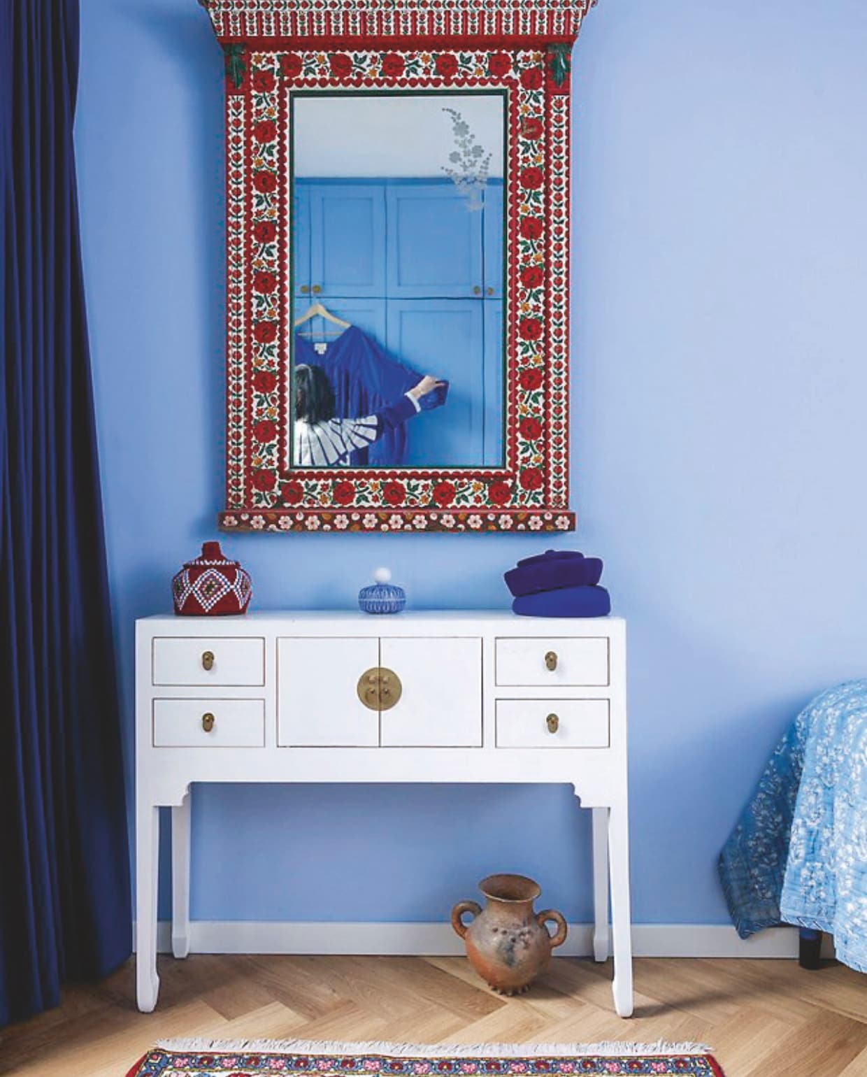 Dressoir Orientique. Vintage Hongaarse spiegel Van Dijk &amp; Ko. Marokkaans mandje voor naaispullen en vaasje op de grond gekregen. vtwonen 04-2025 | fotografie Dana van Leeuwen | tekst Merel van der Lande