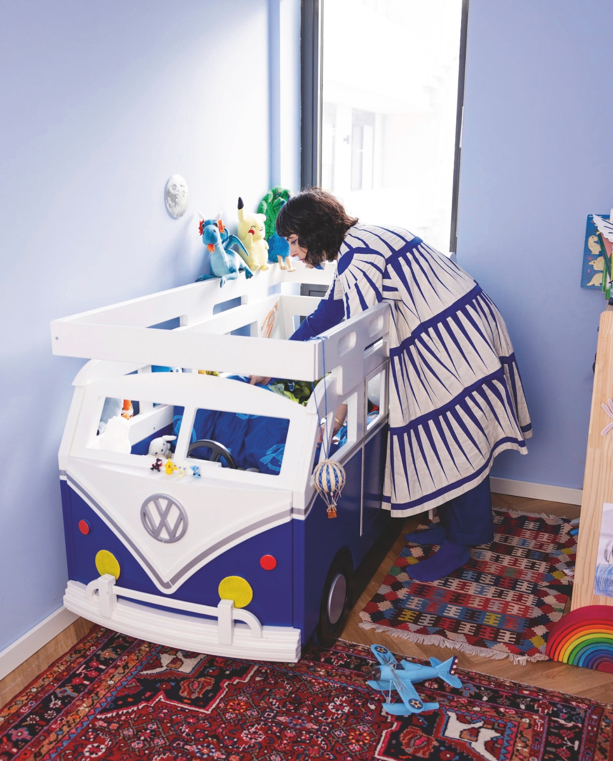 Kinderbed van winkel die niet meer bestaat. Tapijt Hamedan van Ikea. Kleine kelim uit Iran. Blauw vliegtuig souvenir uit Italië. Regenboog Grimm’s Wooden Toys. vtwonen 04-2025 | fotografie Dana van Leeuwen | tekst Merel van der Lande