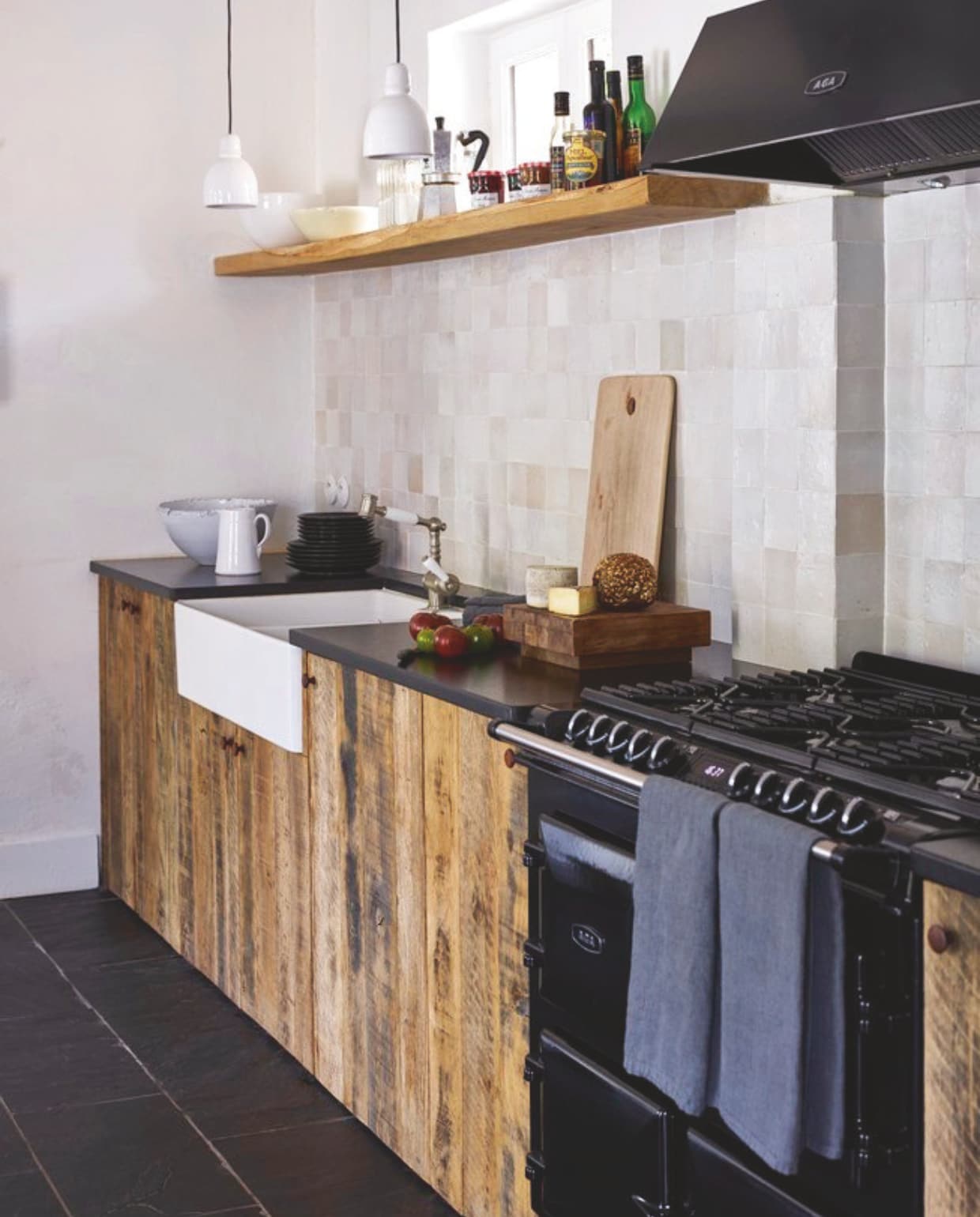 De keuken is maatwerk vanoud eikenhout. vtwonen landelijk 03-2025 | Styling José Spaans | Fotografie Sarah Van Hove