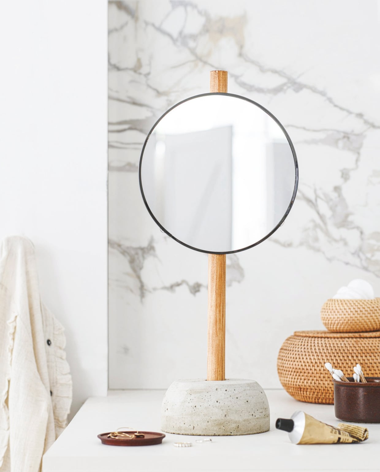 Manden (ikea.nl). Schaal en houten onderzetter (tablejoy.nl). Overig privébezit. vtwonen DIY 9 2024 | productie Insidehomepage | styling en uitvoering Anja Bas Backer, Laura Gommans | fotografie Louis Lemaire