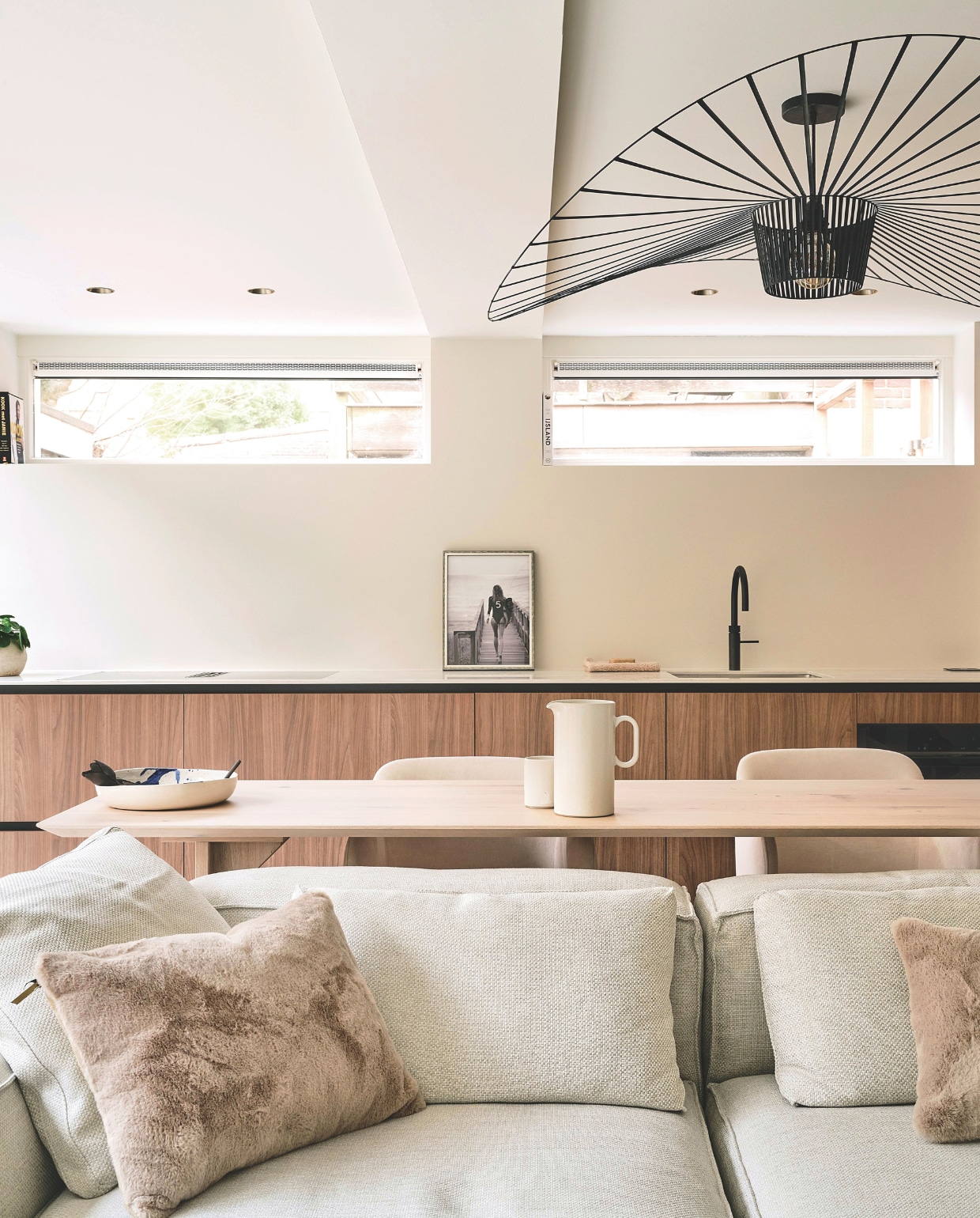 Door het souterrain uit te graven, ontstond ruimte voor een zelfstandig appartement. Het wordt bewoond door zoon Freek (16) en kan op termijn verhuurd worden. De keukenkasten zijn gemaakt met plaatmateriaal van DecoLegno. Lamp Vertigo van Petite Friture. Kussens Nilson Beds. vtwonen Stijlvol 4-2025 | Fotografie Space Content Studio | Tekst Eveline Stoel
